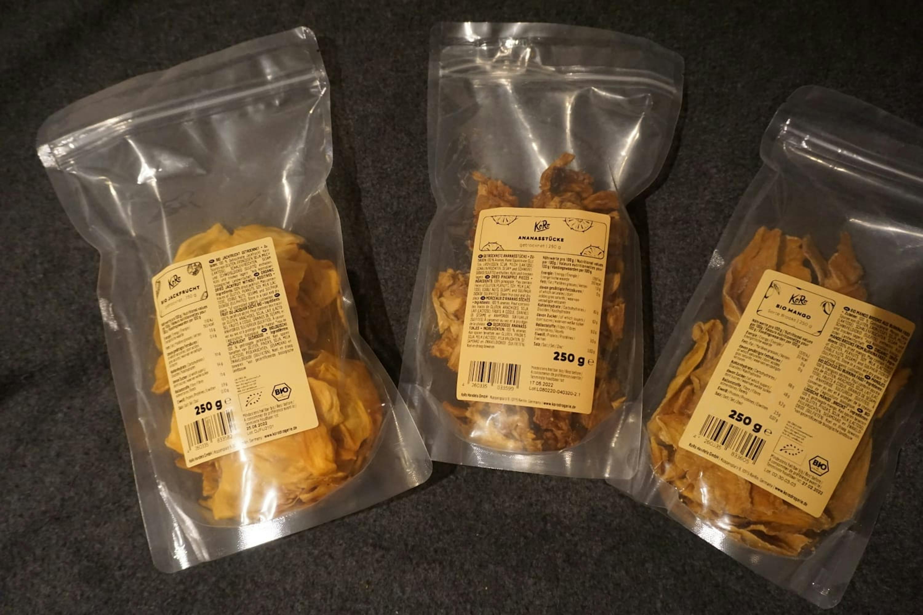 drei Plastiktüten mit verschiedenen Snacks stehen nebeneinander