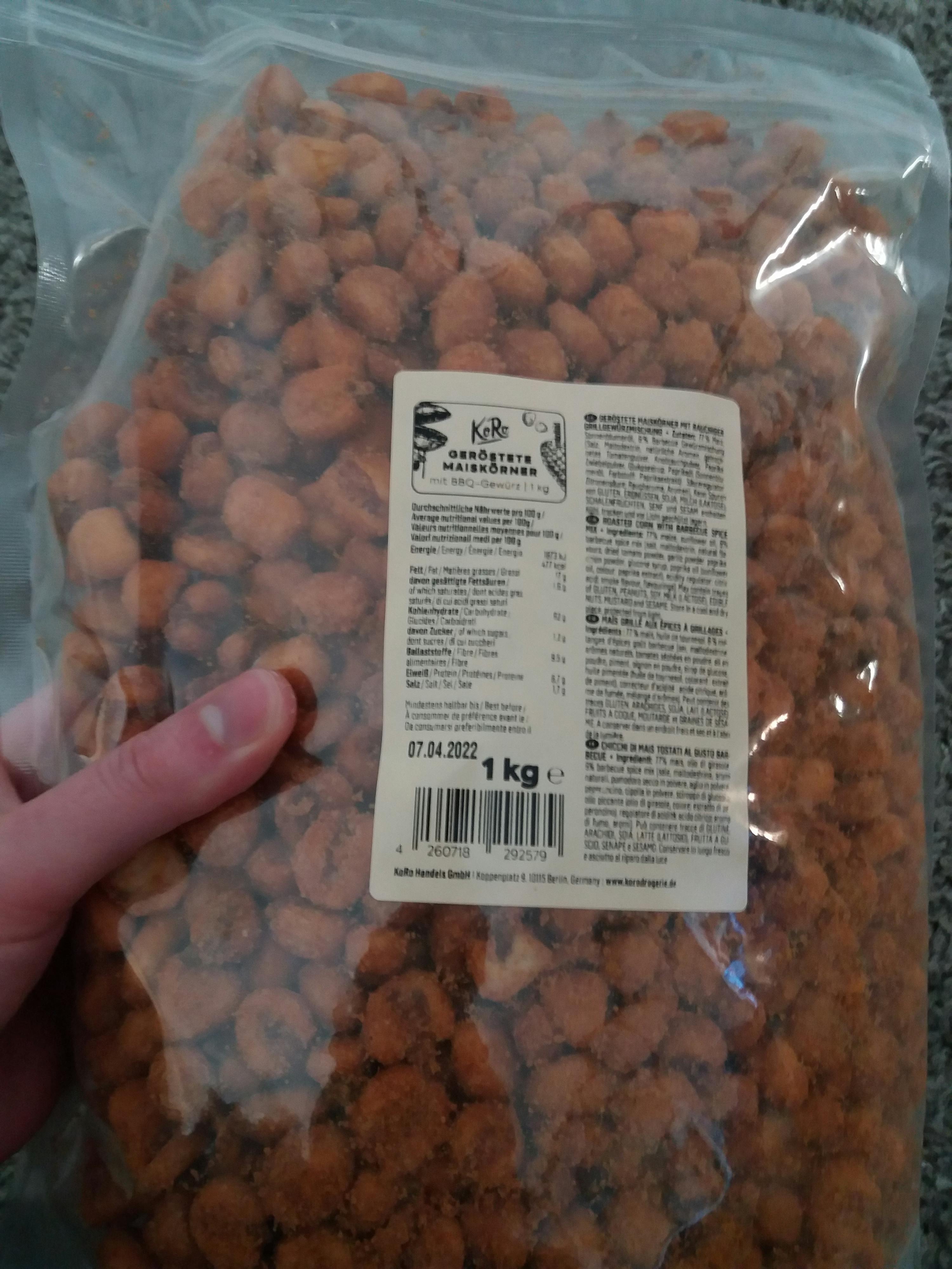 une personne tient un sac de cacahuètes avec une étiquette blanche