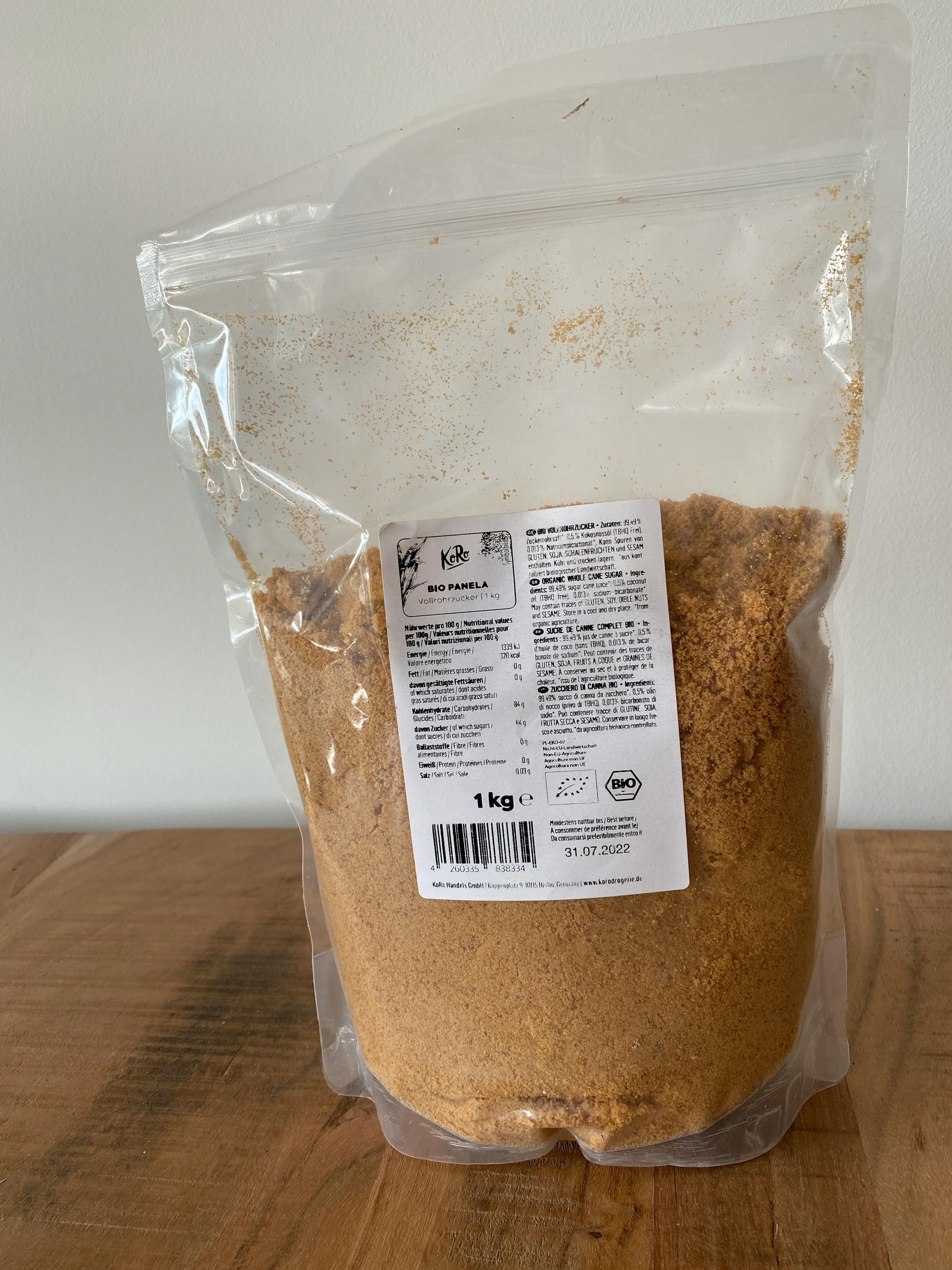 un sacchetto di 1 kg di farina è seduto su un tavolo di legno