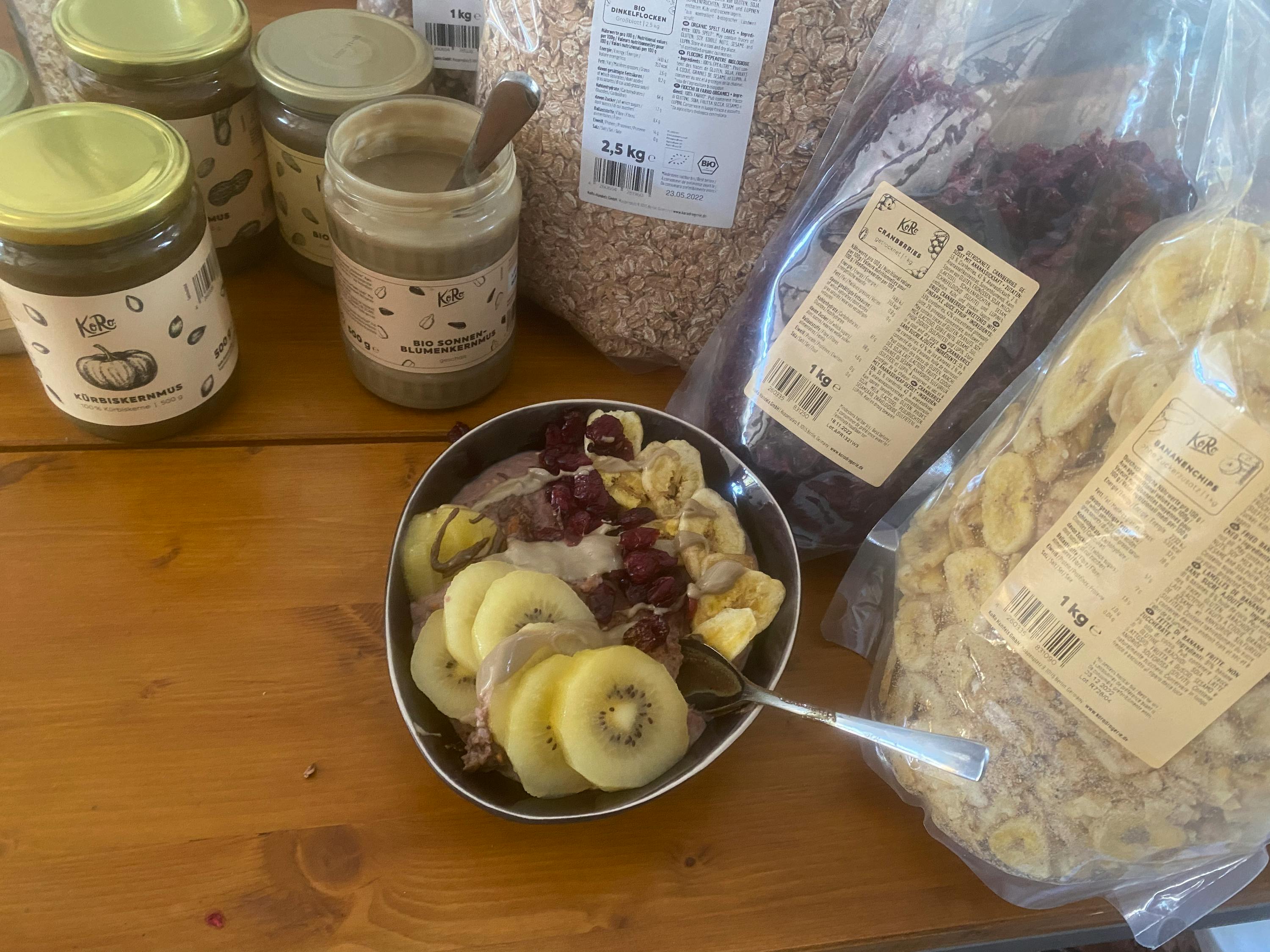 eine schüssel mit kiwi und bananen steht auf einem tisch