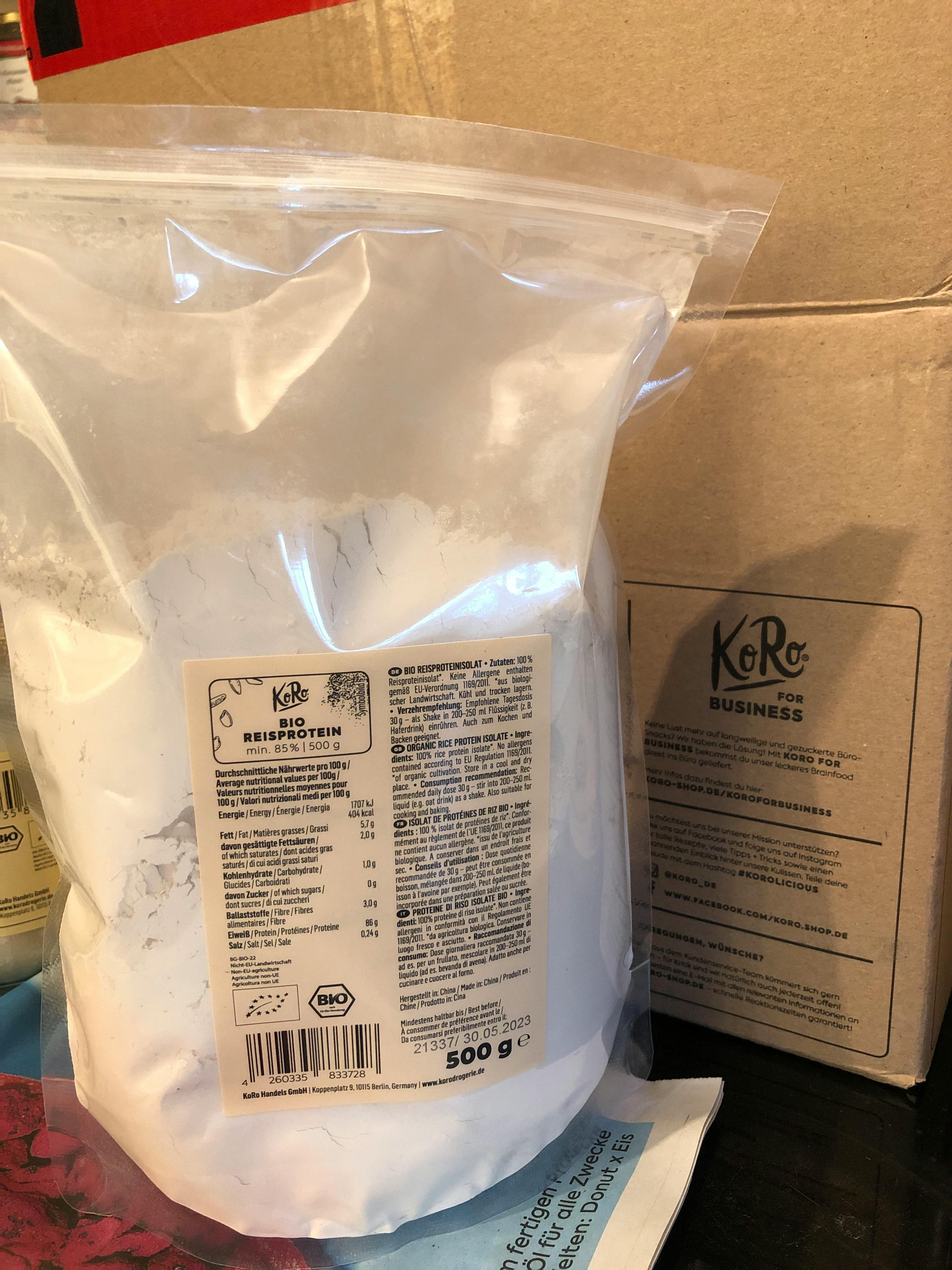 eine Plastiktüte mit einem Etikett auf der Rückseite steht neben einem karton mit der Aufschrift keko.com business