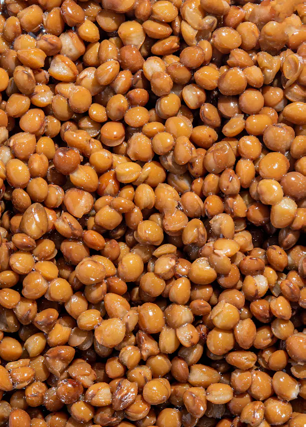 un gros plan d' un tas de haricots bruns