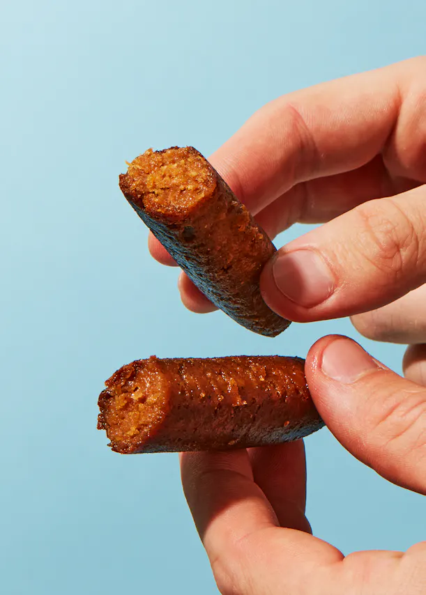 une personne tient un morceau de viande dans ses mains