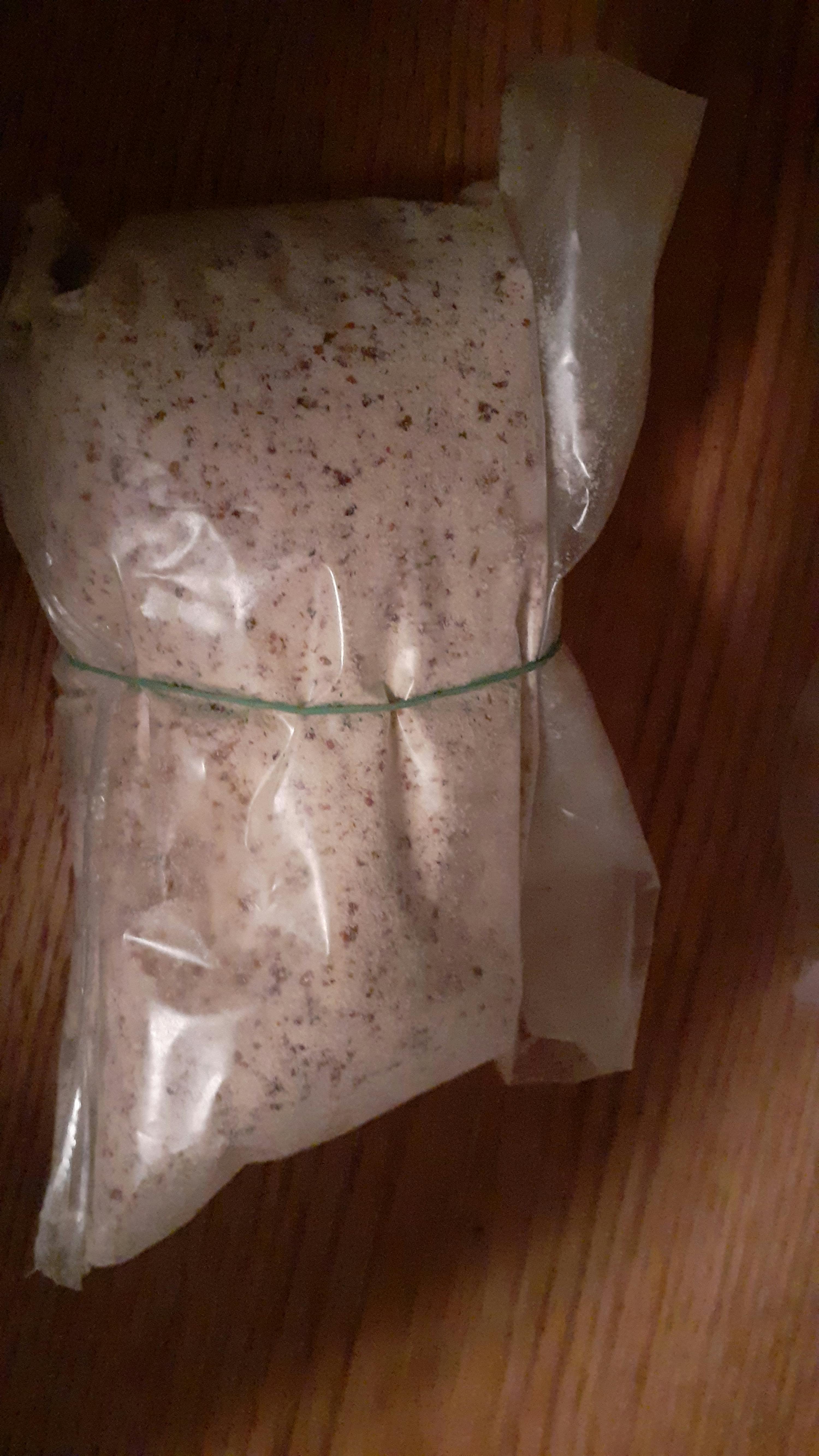 un sacchetto di plastica con sopra un pezzo di cibo