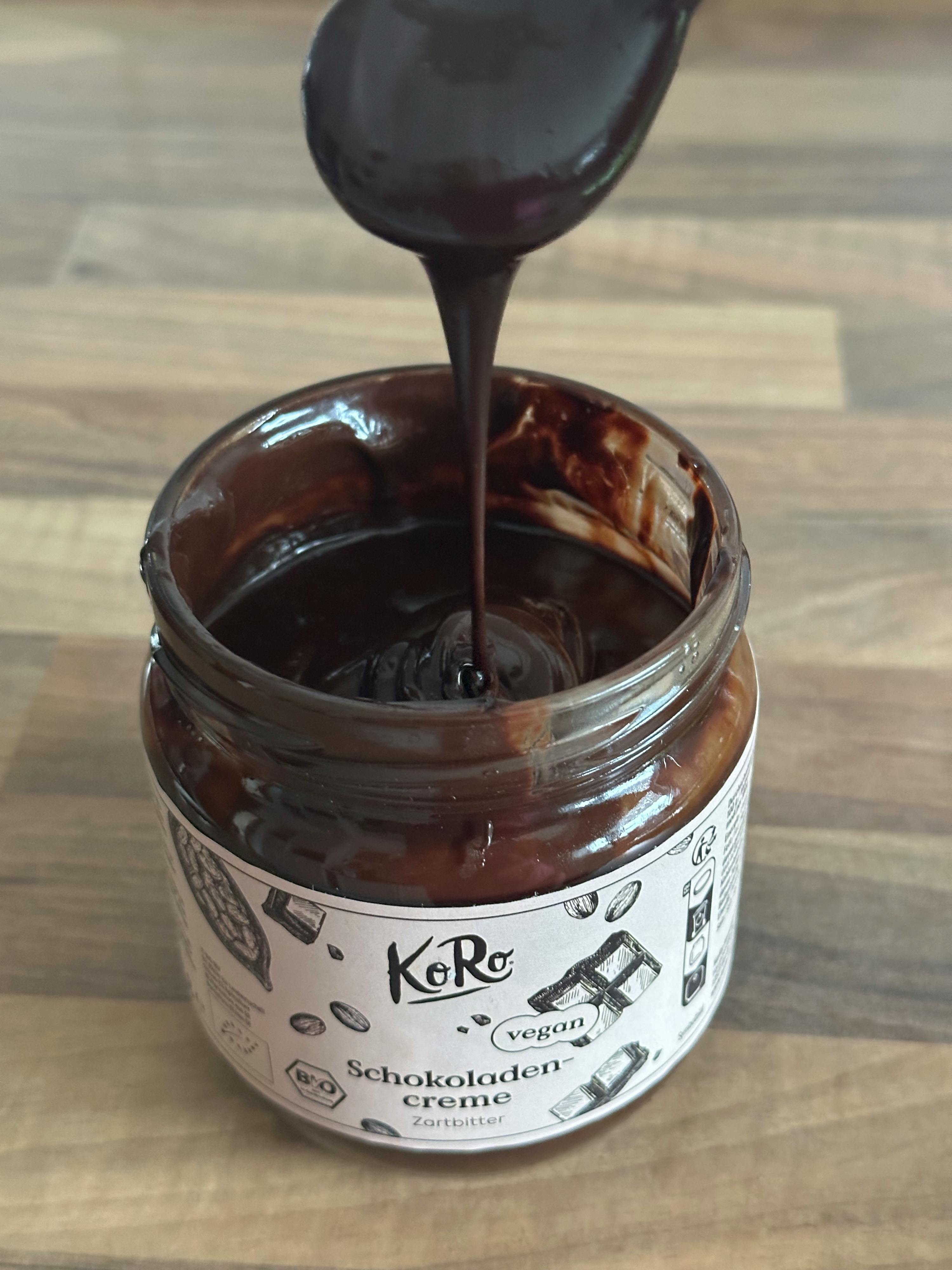 un barattolo di cioccolato viene versato con una cucchiaio