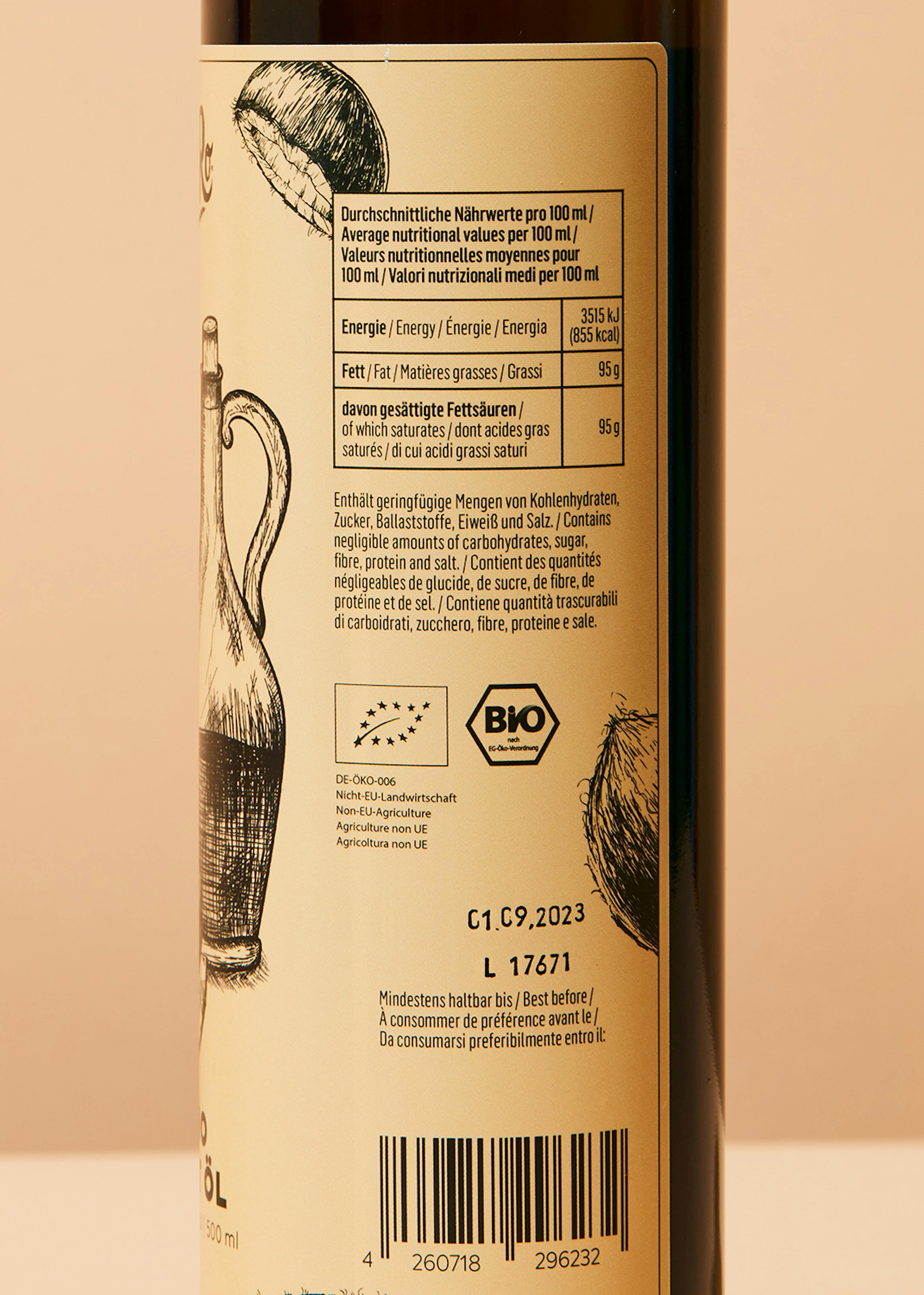 die Rückseite einer Flasche Öl zeigt die Nährwertangaben