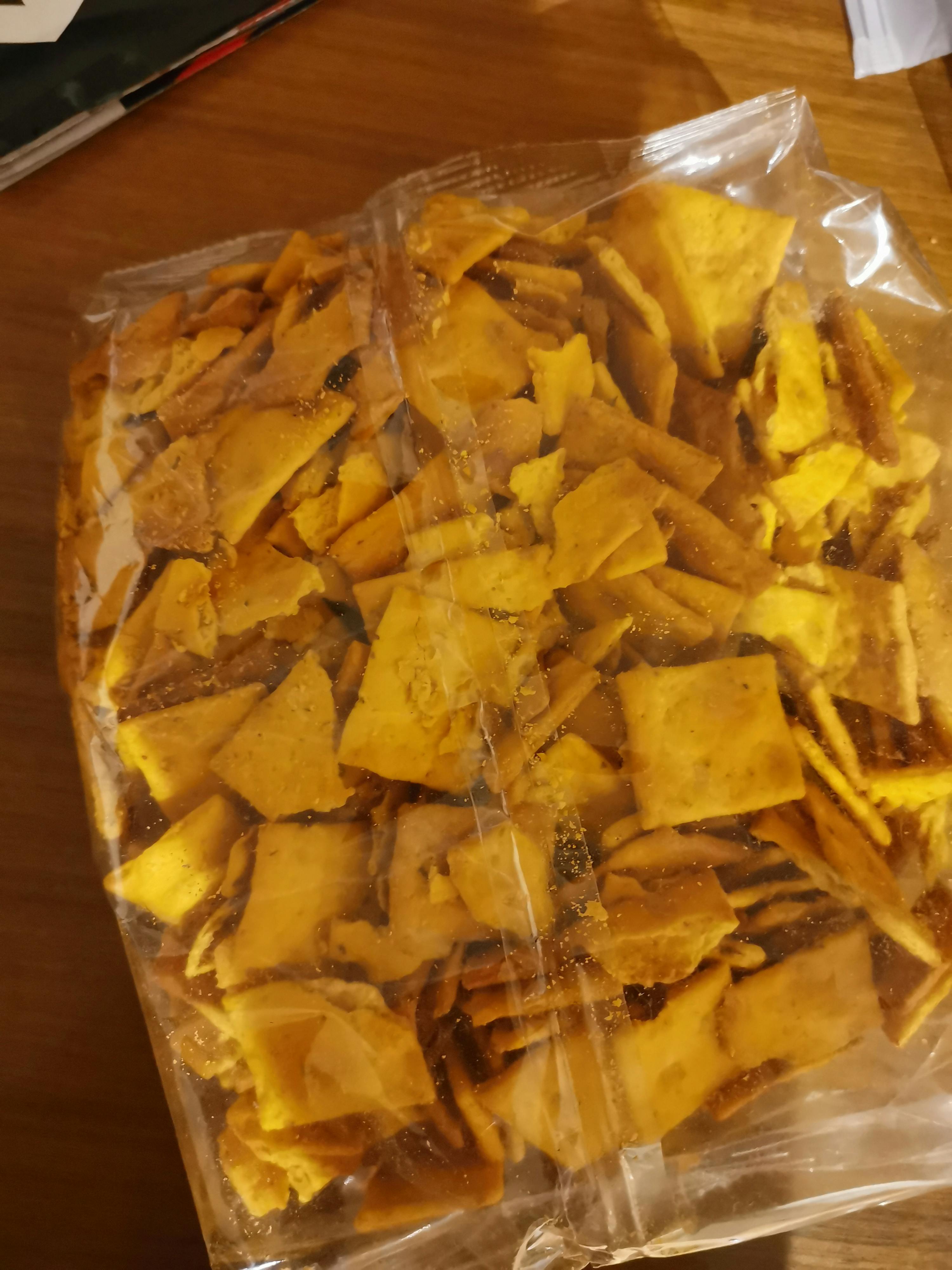 un sacchetto di crackers è seduto su un tavolo di legno
