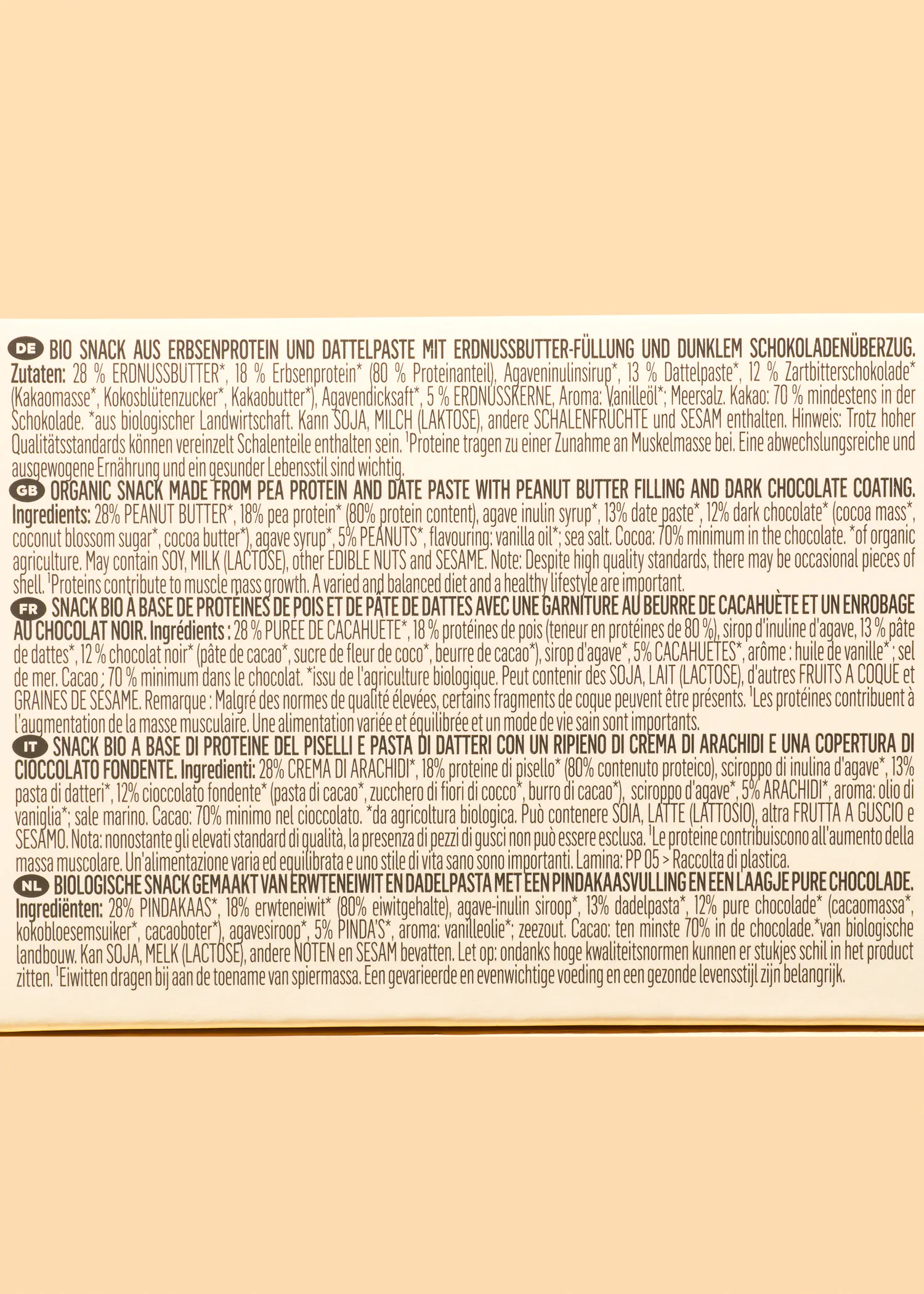 die Rückseite eines Schokoladenstücks mit Erdnussbutterfüllung und dunklem Schokoladenüberzug