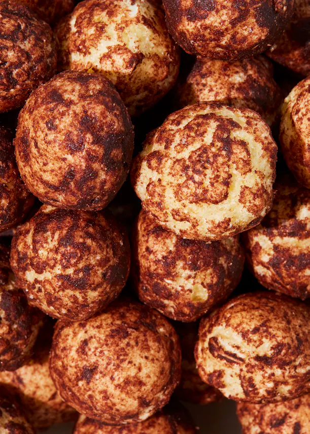 un tas de biscuits avec une texture marron et jaune