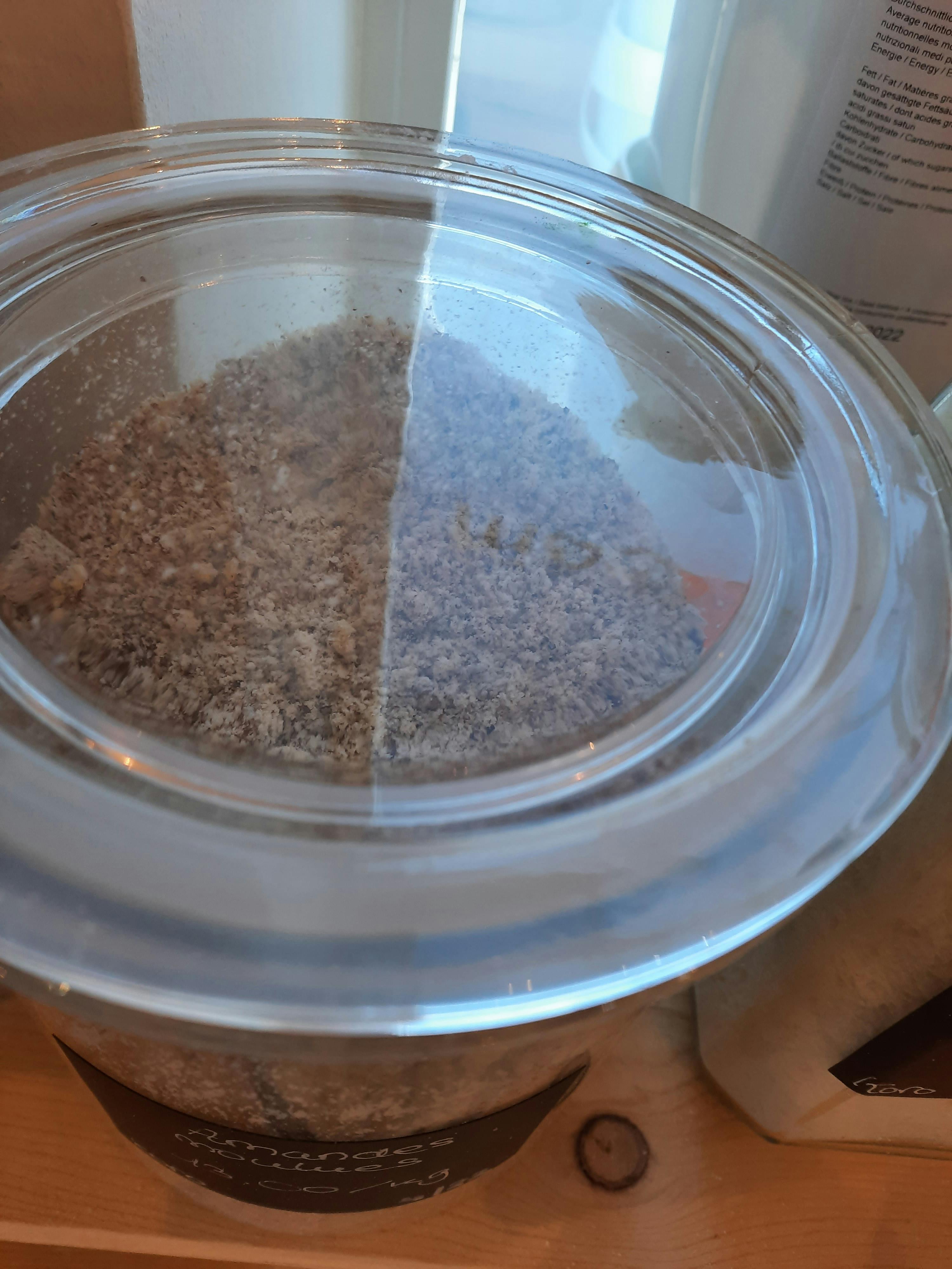 ein Glasgefäß mit braunem und weißem Pulver