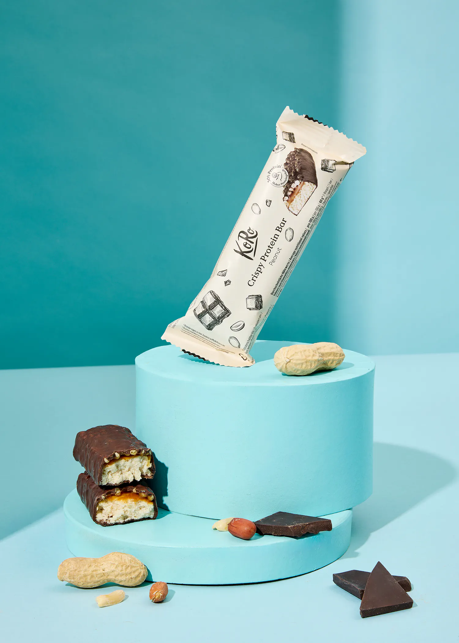 une barre de proteine croustillante avec des cacahuètes et du chocolat