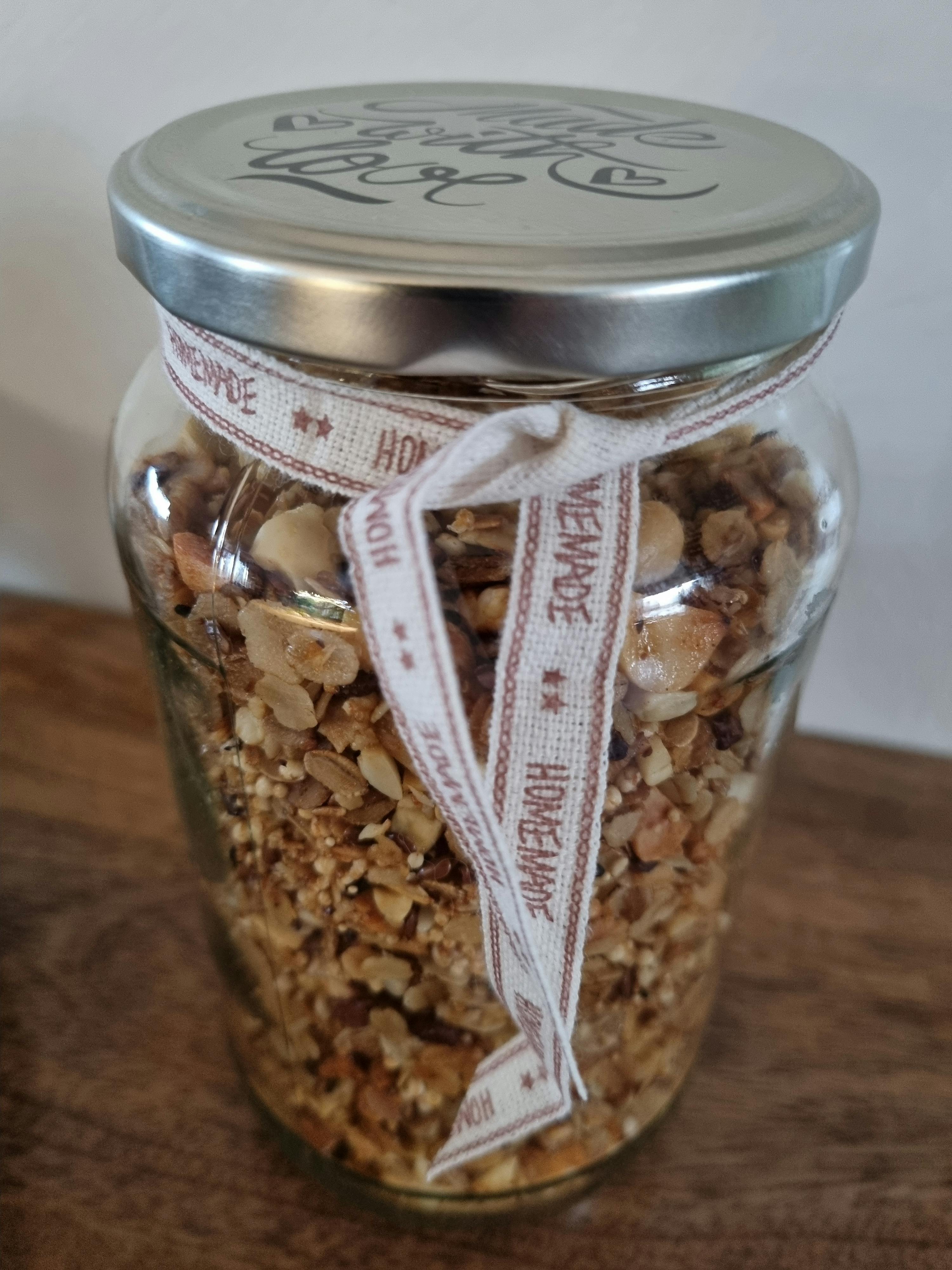 un bocal en verre rempli de granola maison