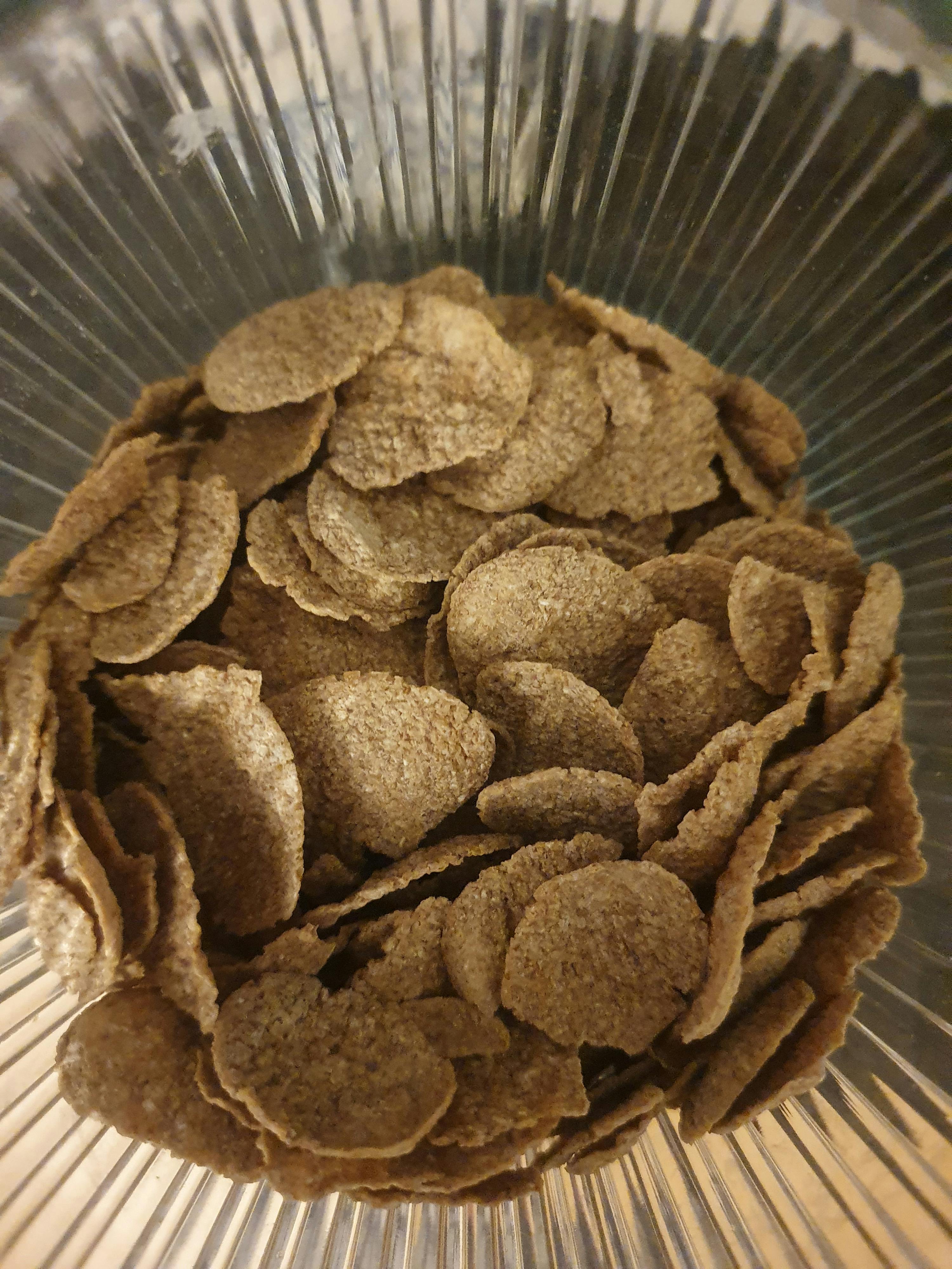 eine Glasschale voller brauner Müsliflocken