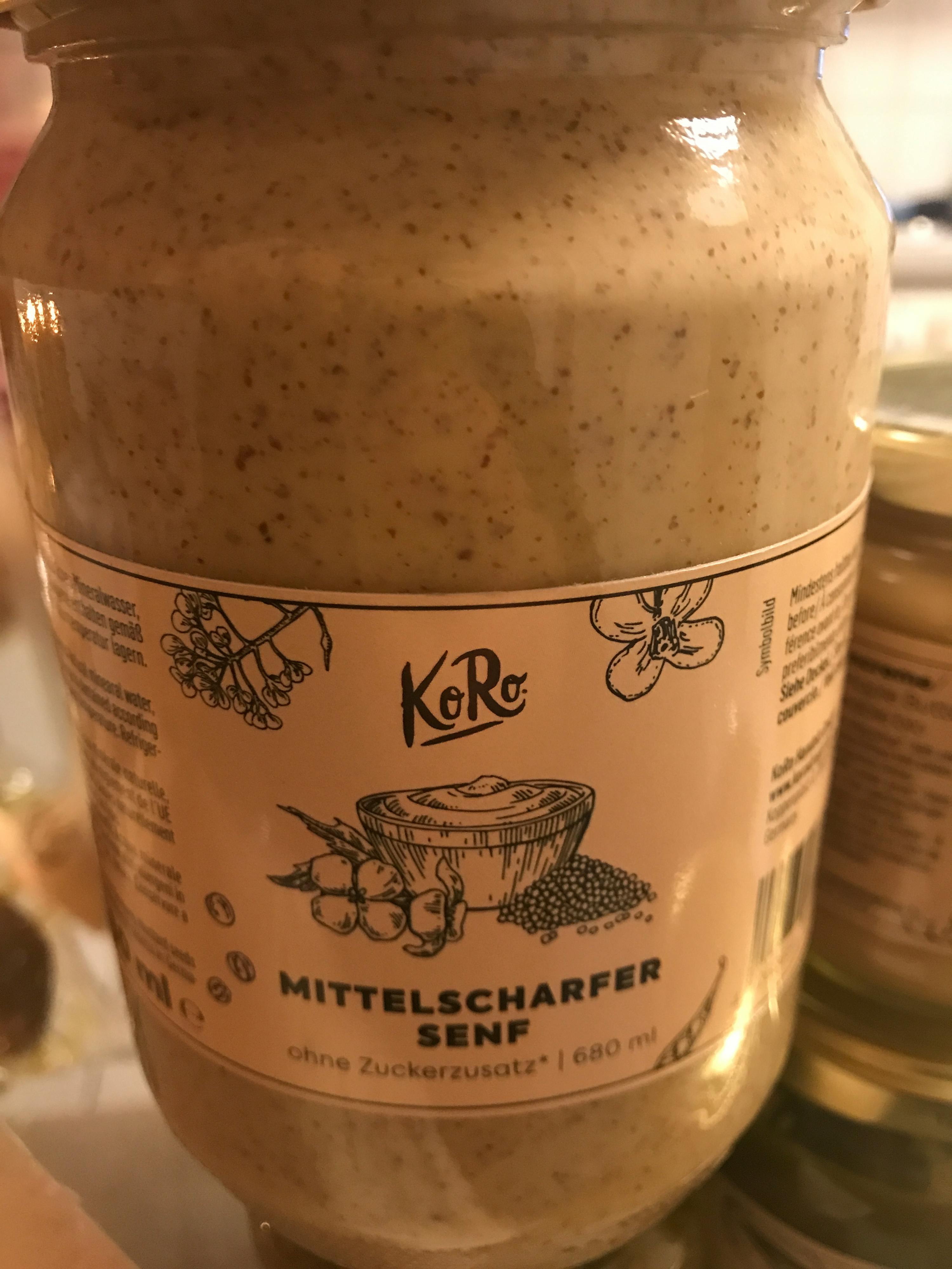 un gros plan d' un bocal de sauce avec une étiquette blanche