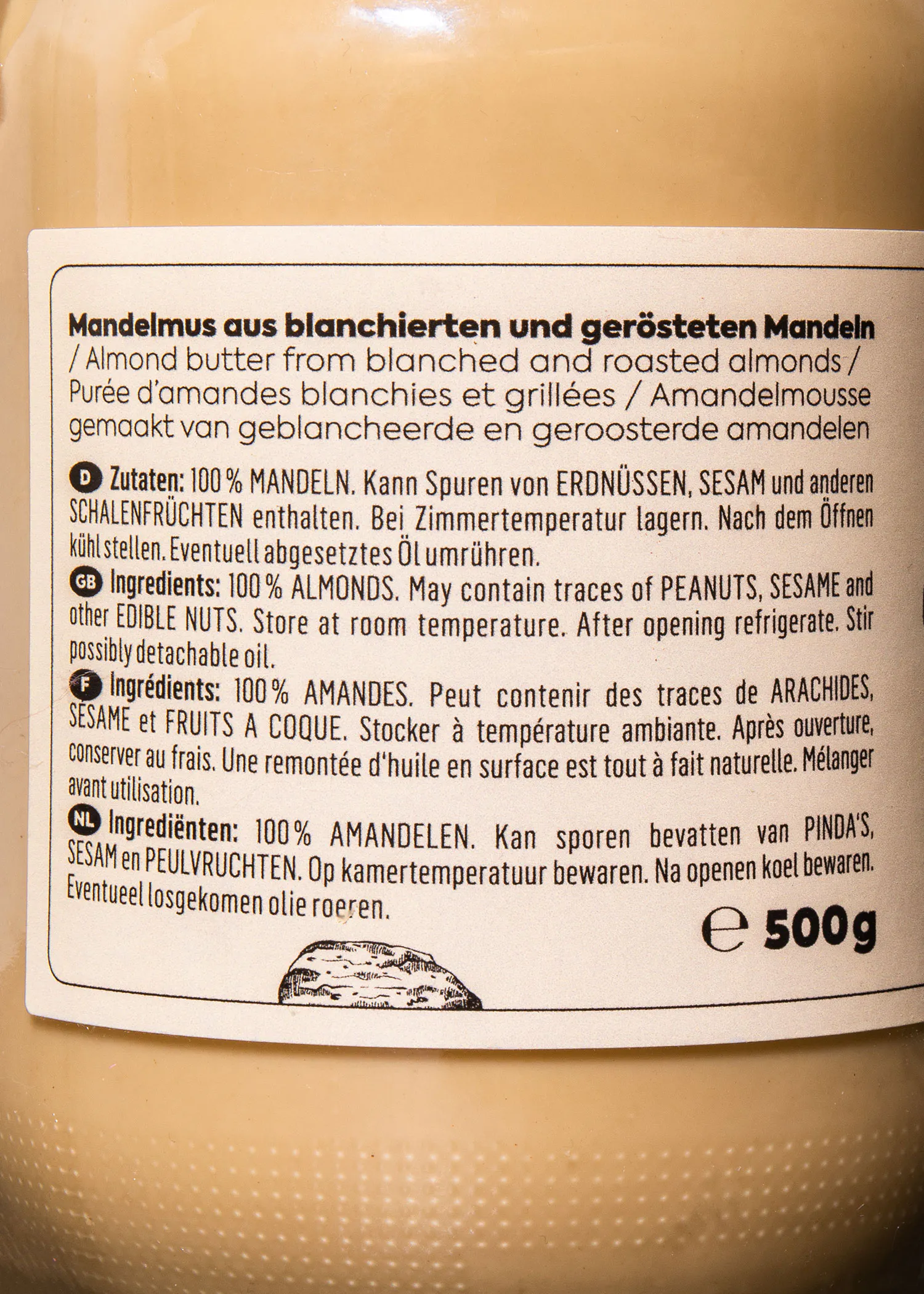 un gros plan de l' arrière d' une bouteille de beurre d' amandes