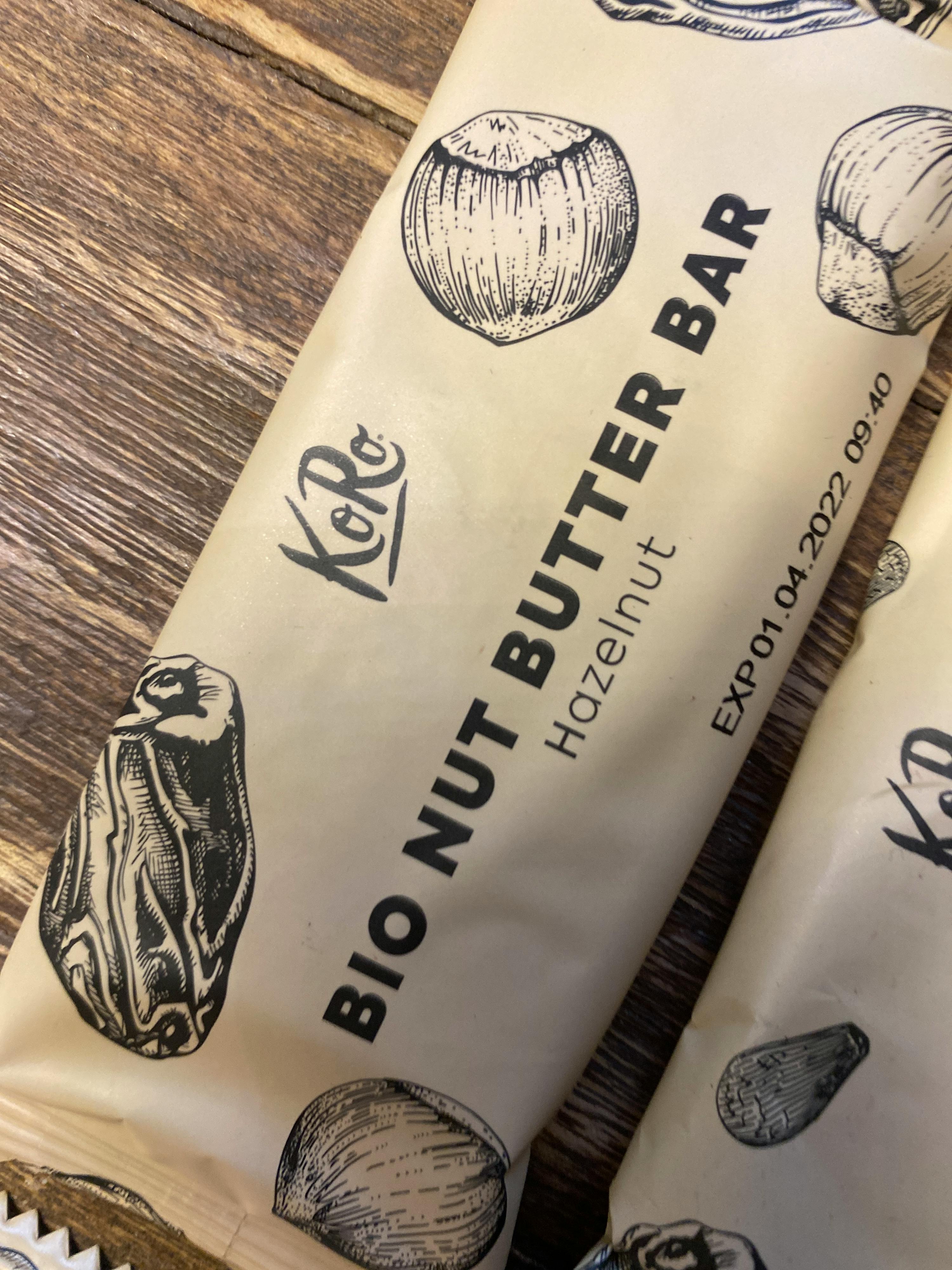 deux barres de beurre de noix bio sont assises sur une table en bois