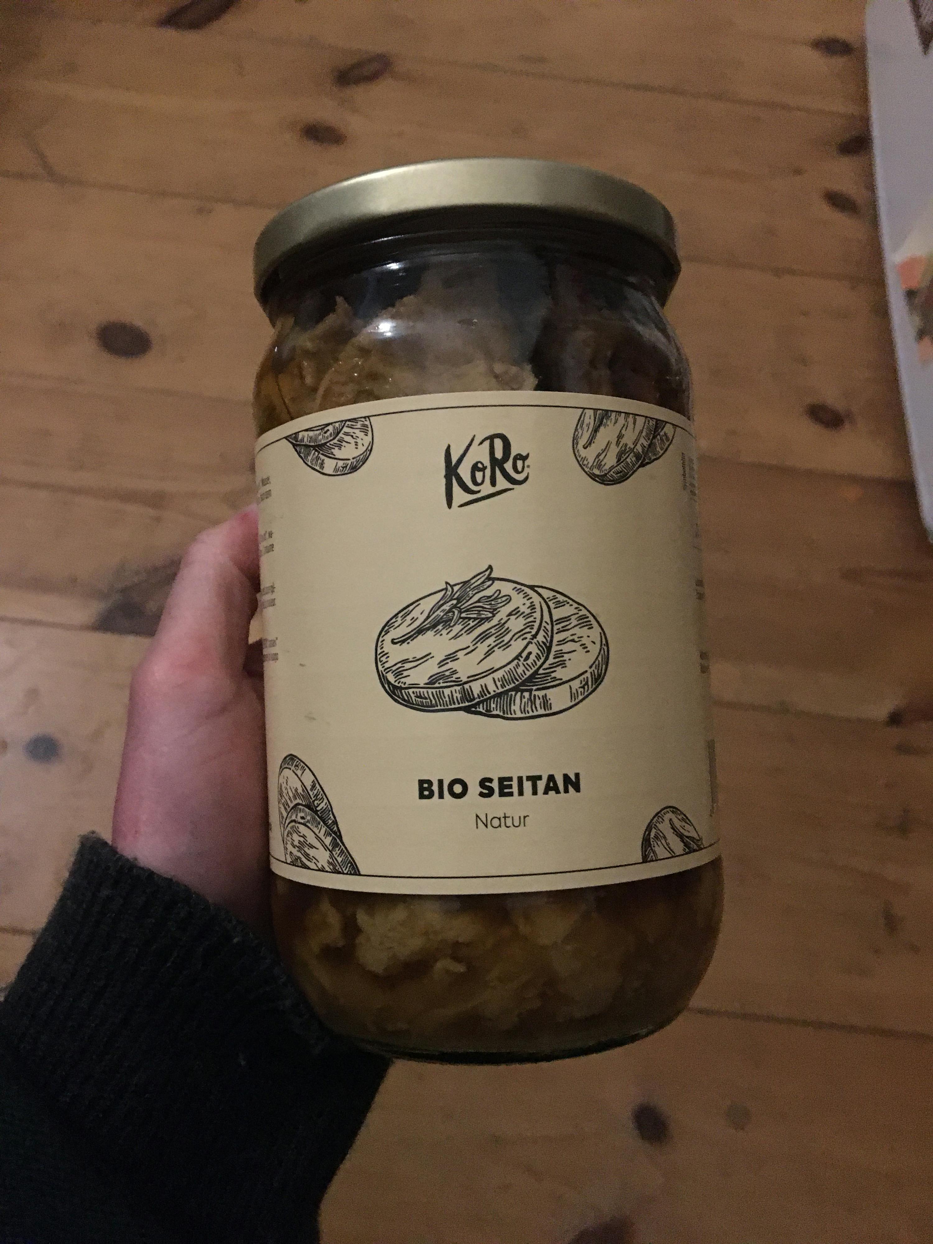 una persona tiene in mano un barattolo di cibo bio seitan