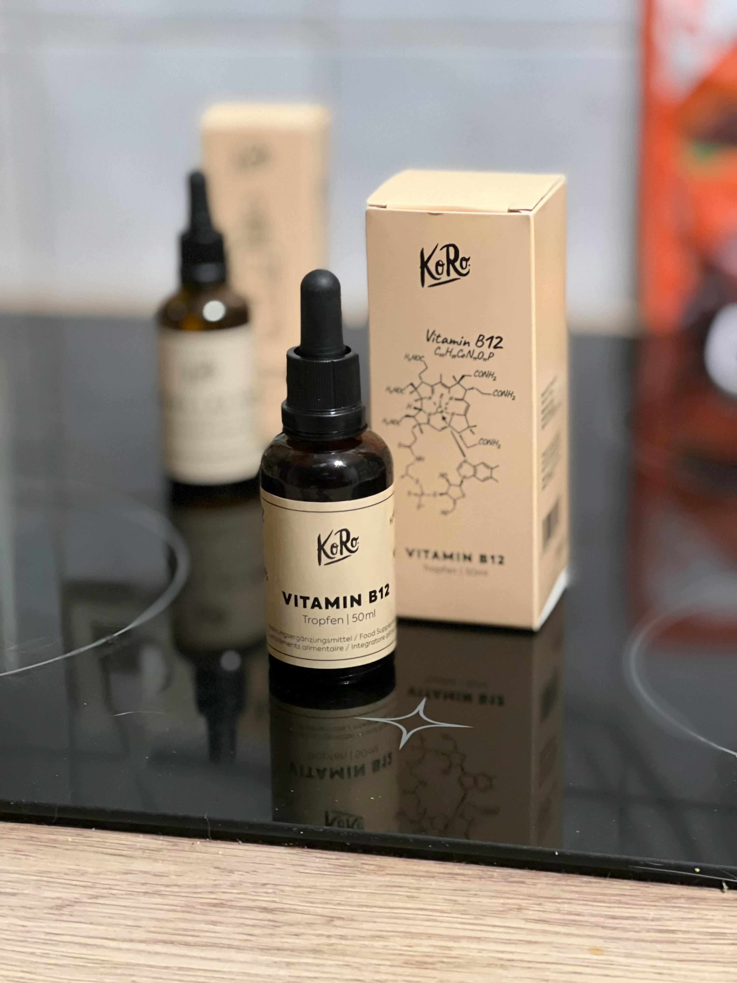 une bouteille de vitamine b12 est assise à côté d' une boîte de vitamine b12