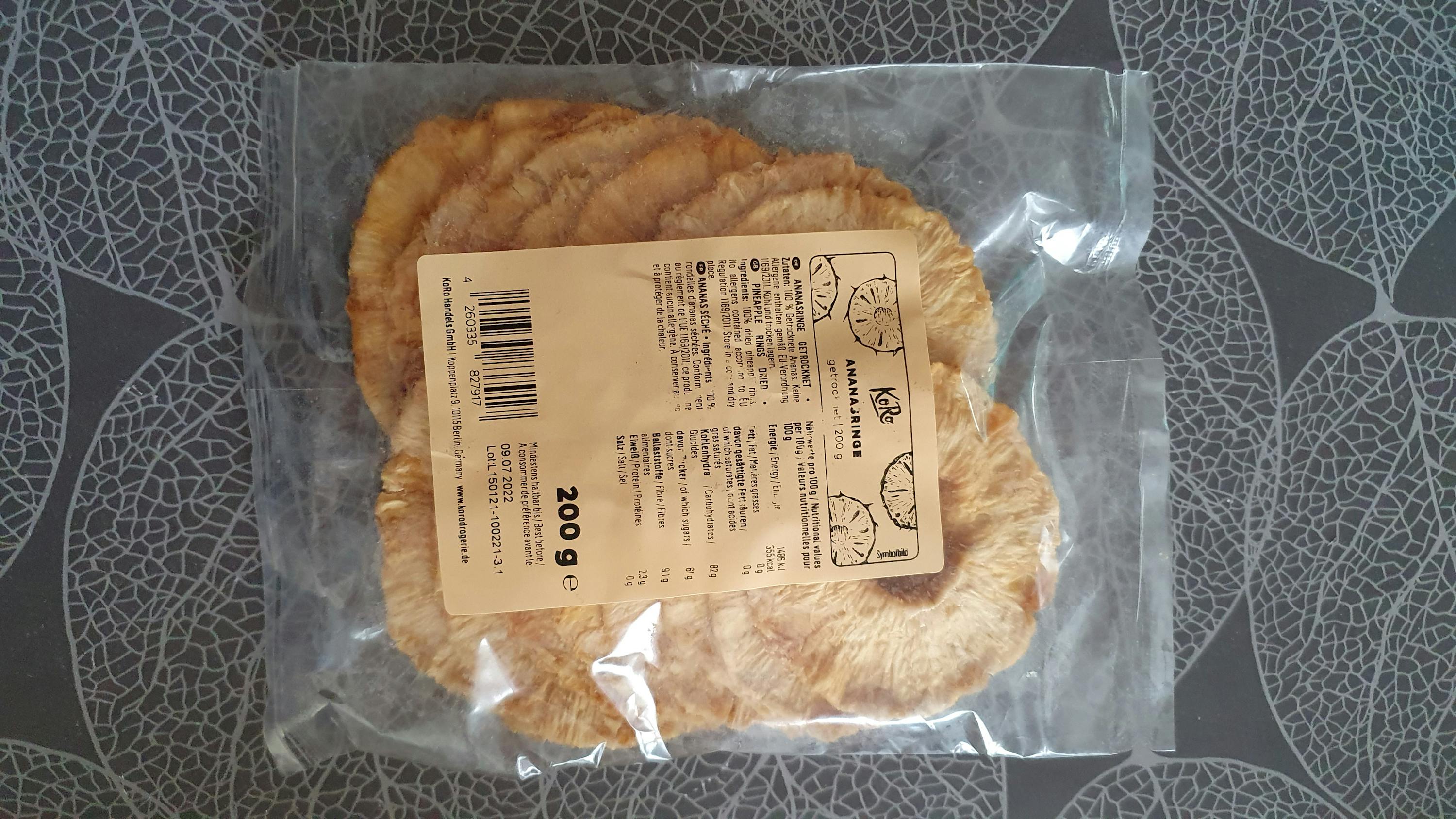 ein Plastikbeutel mit geschnittenen Ananasscheiben steht auf einem Tisch