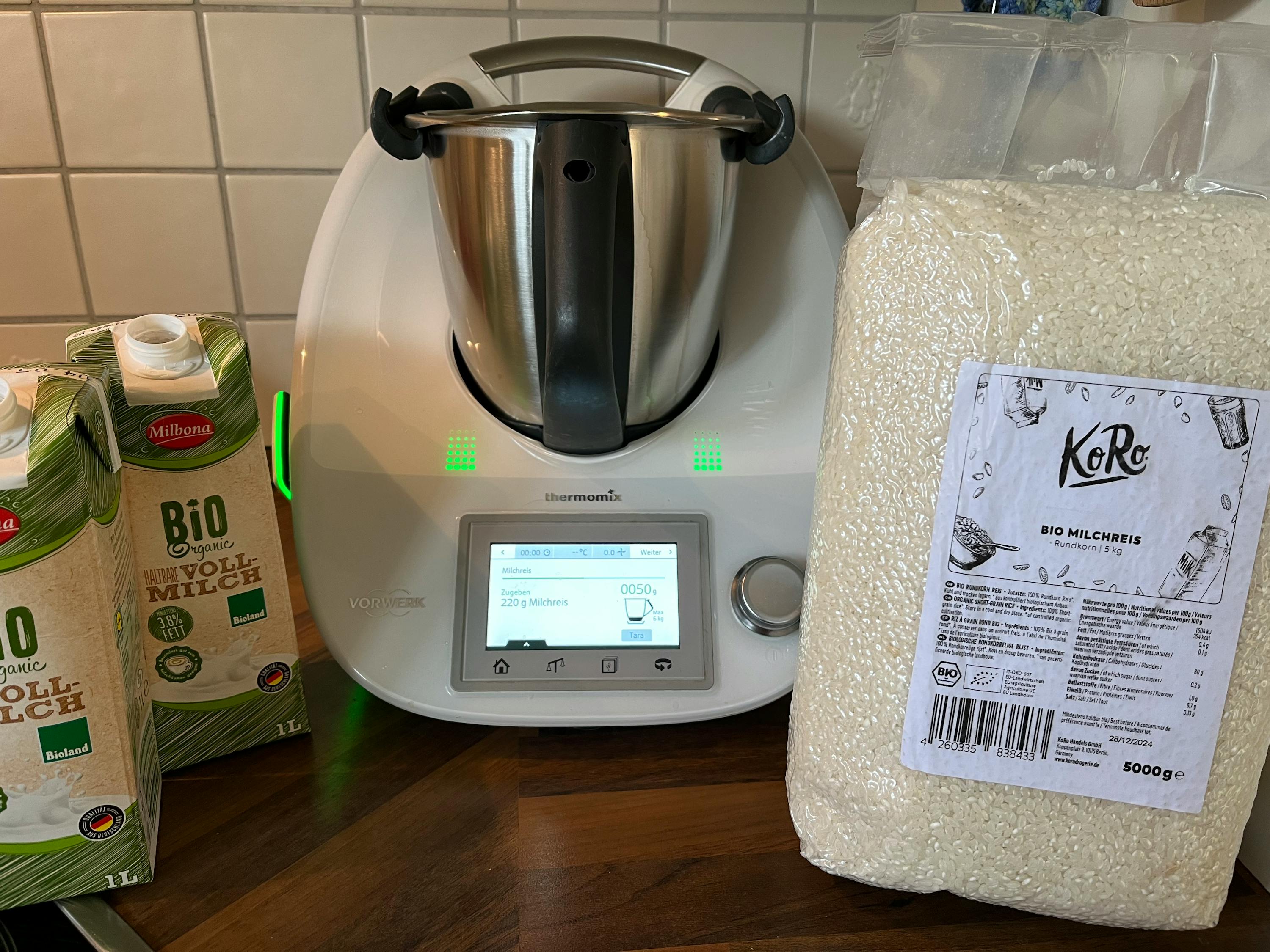 ein Mixer steht neben einem Beutel Reis