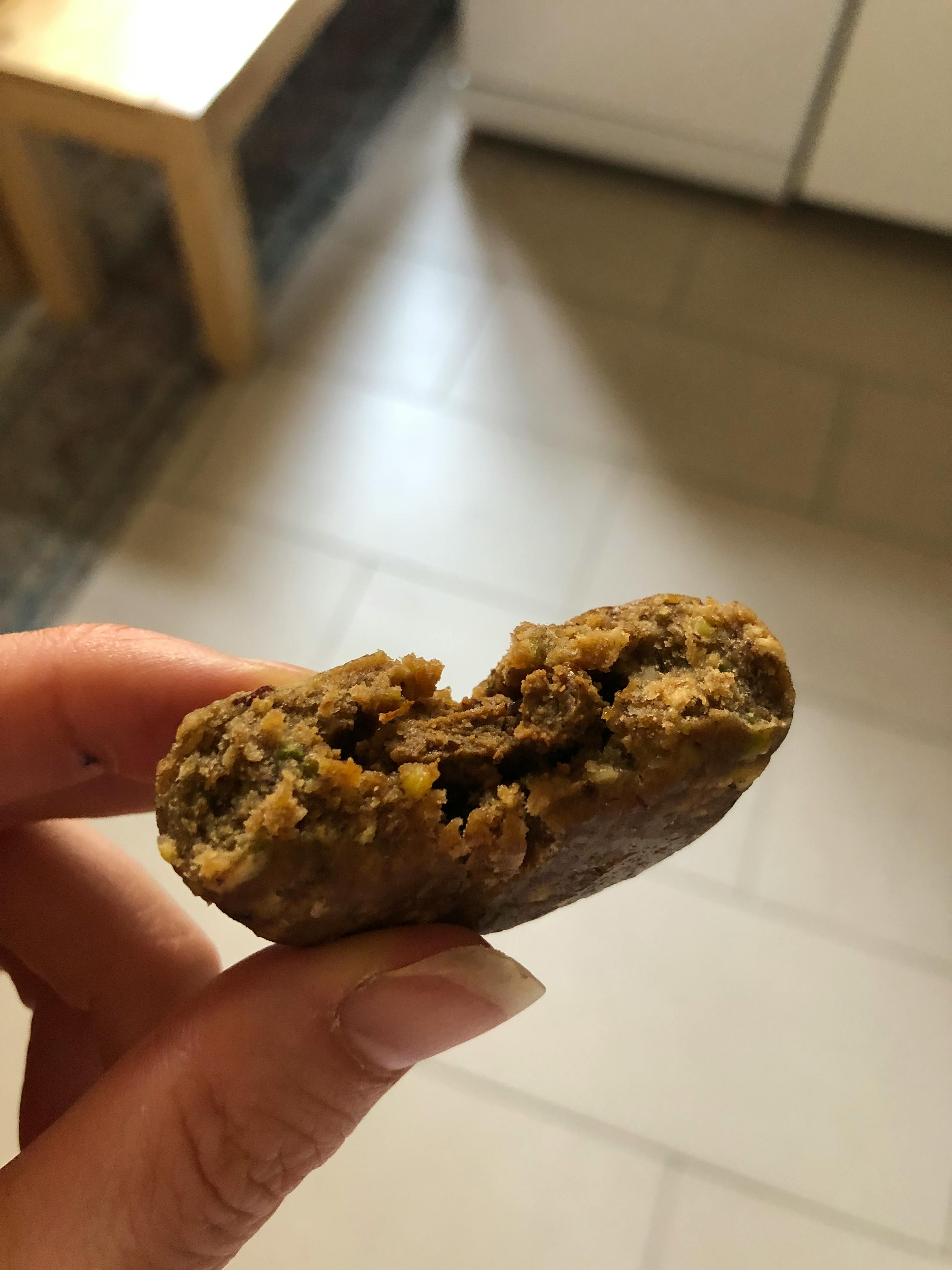 eine Person hält einen Keks in der Hand mit einem Stück genommen