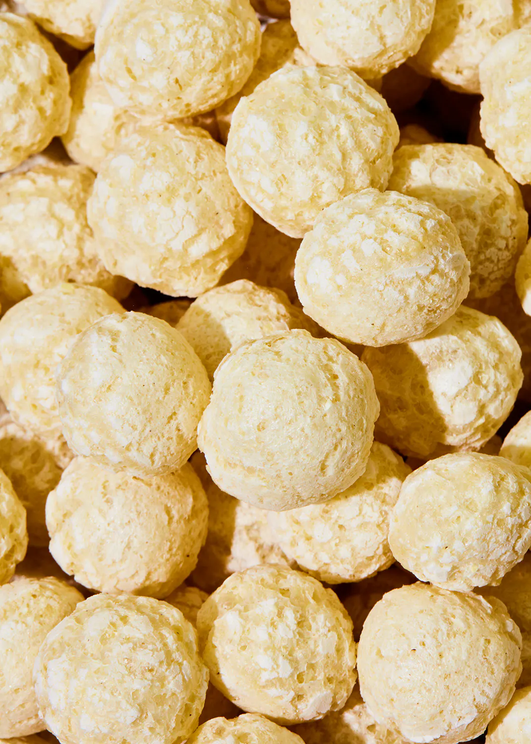 un tas de biscuits jaunes empilés les uns sur les autres