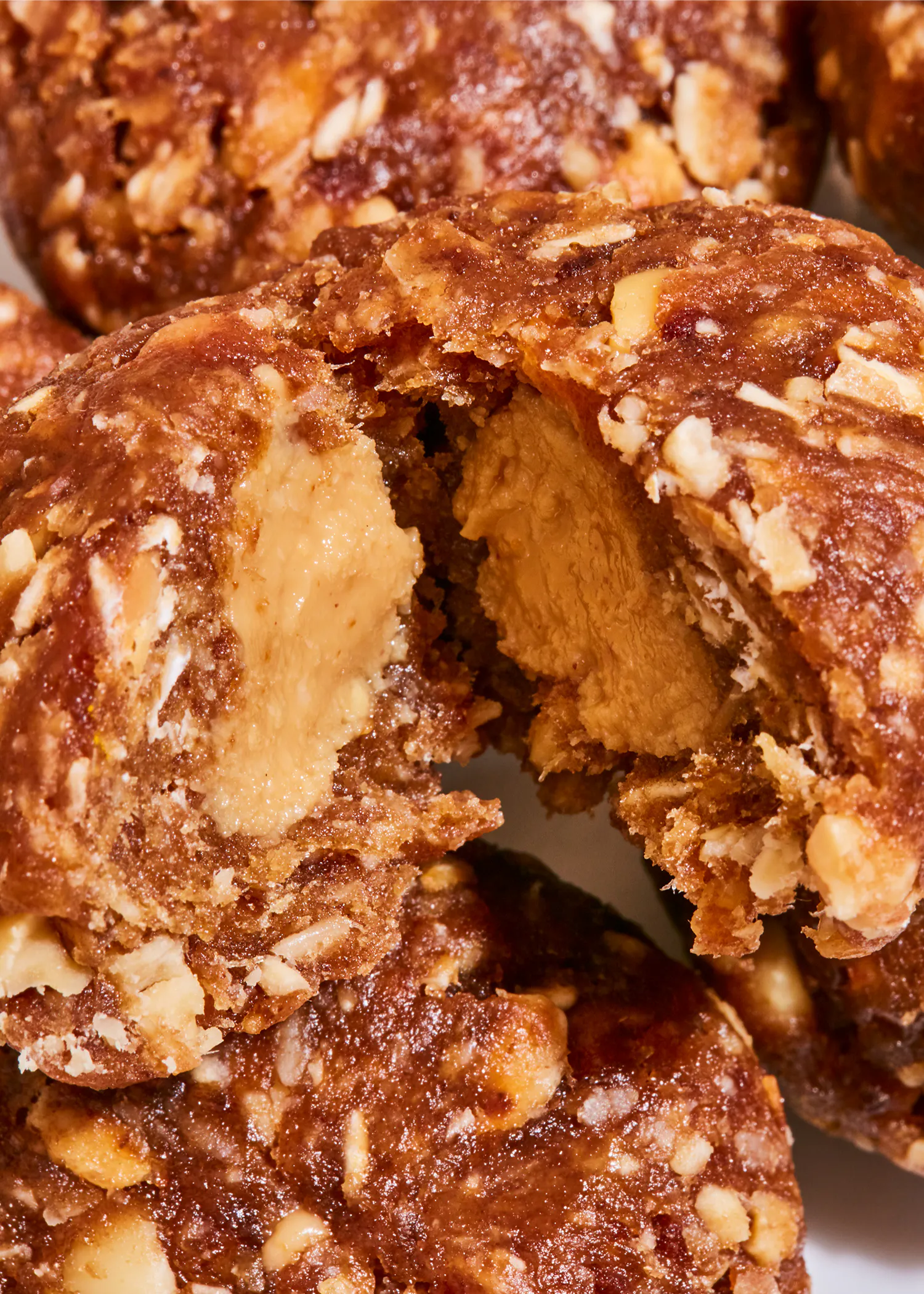 un gros plan d' un biscuit avec un morceau de beurre de cacahuète à l' intérieur