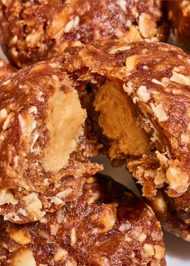 un gros plan d' un biscuit avec un morceau de beurre de cacahuète à l' intérieur