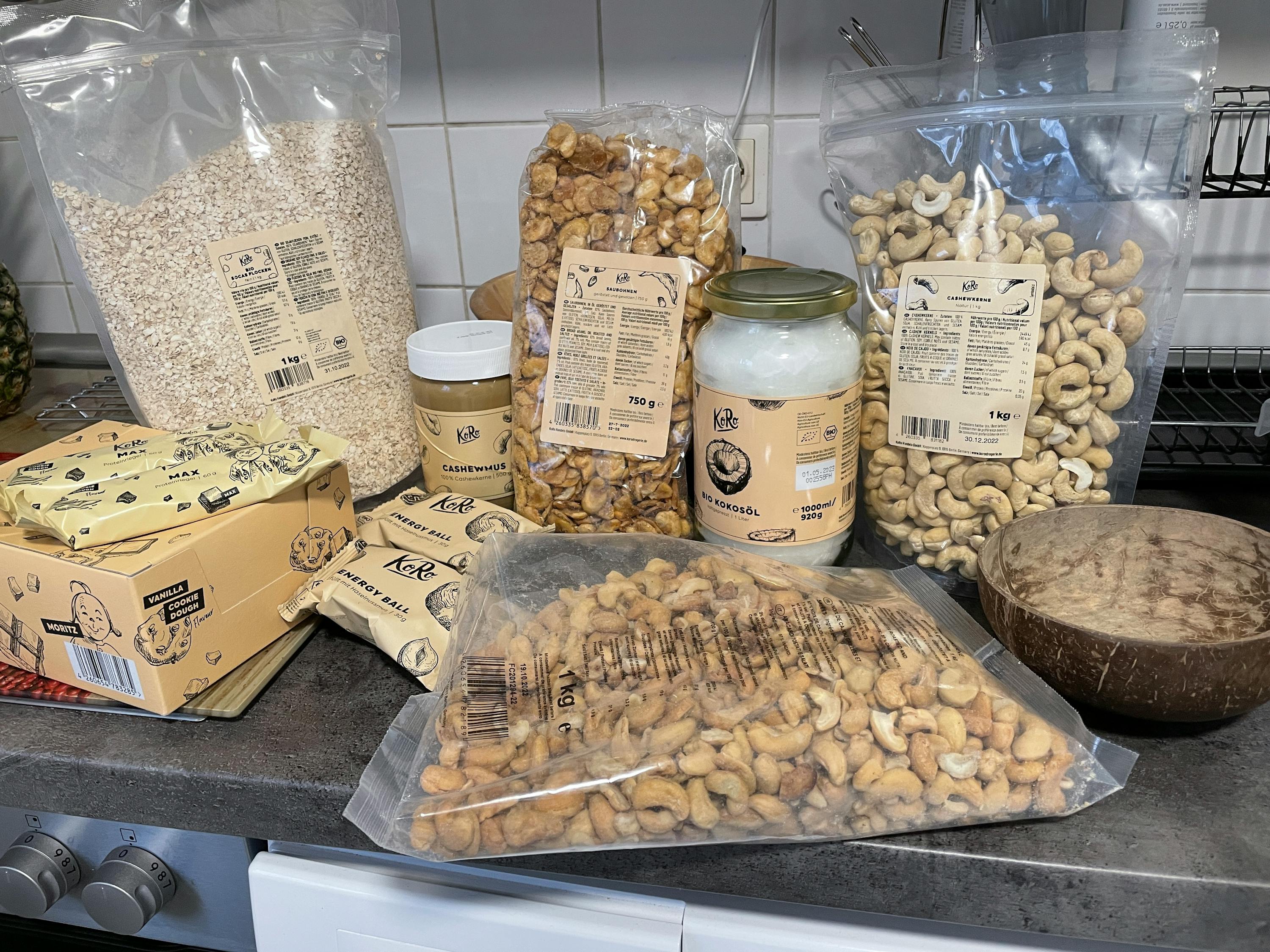 un tas de noix de cajou et d' autres aliments sur une table