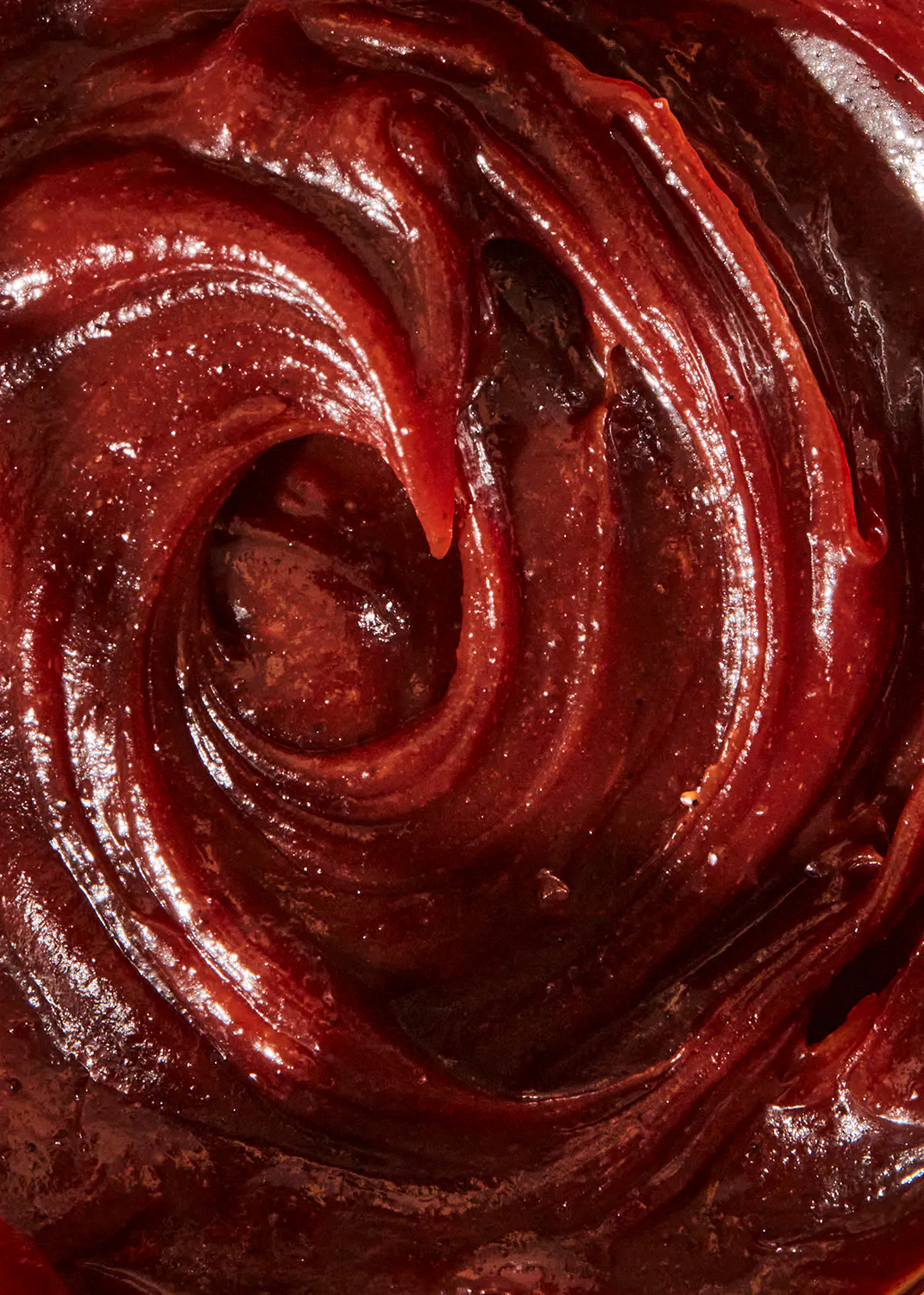 un gros plan d' une sauce rouge qui ressemble à un swirl
