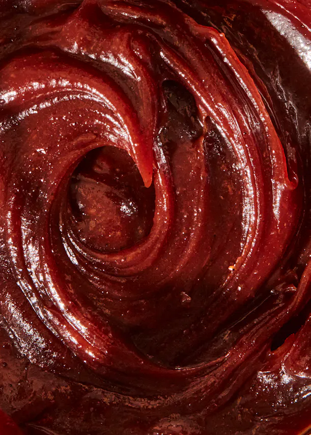 un gros plan d' une sauce rouge qui ressemble à un swirl