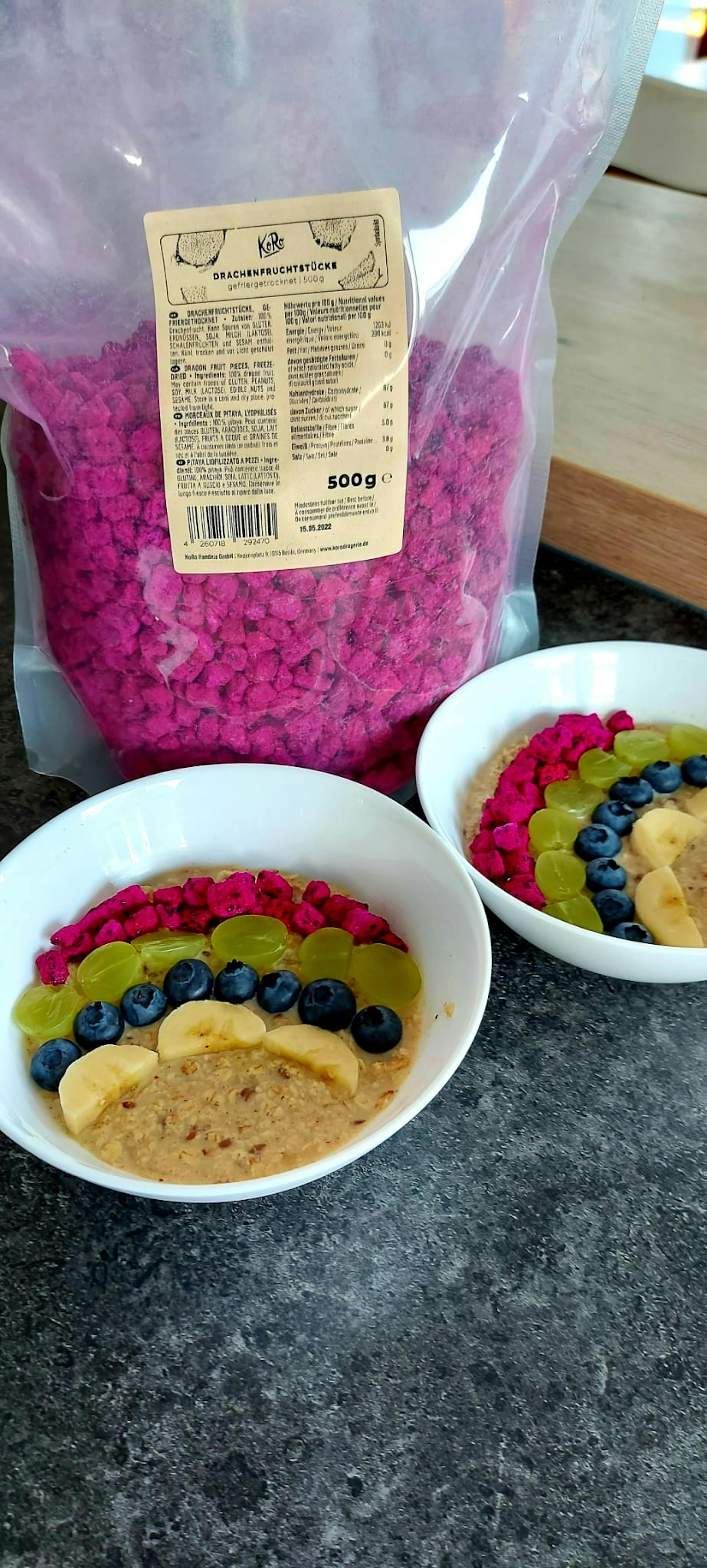 un sac de fruits roses est assis à côté d' un bol de céréales