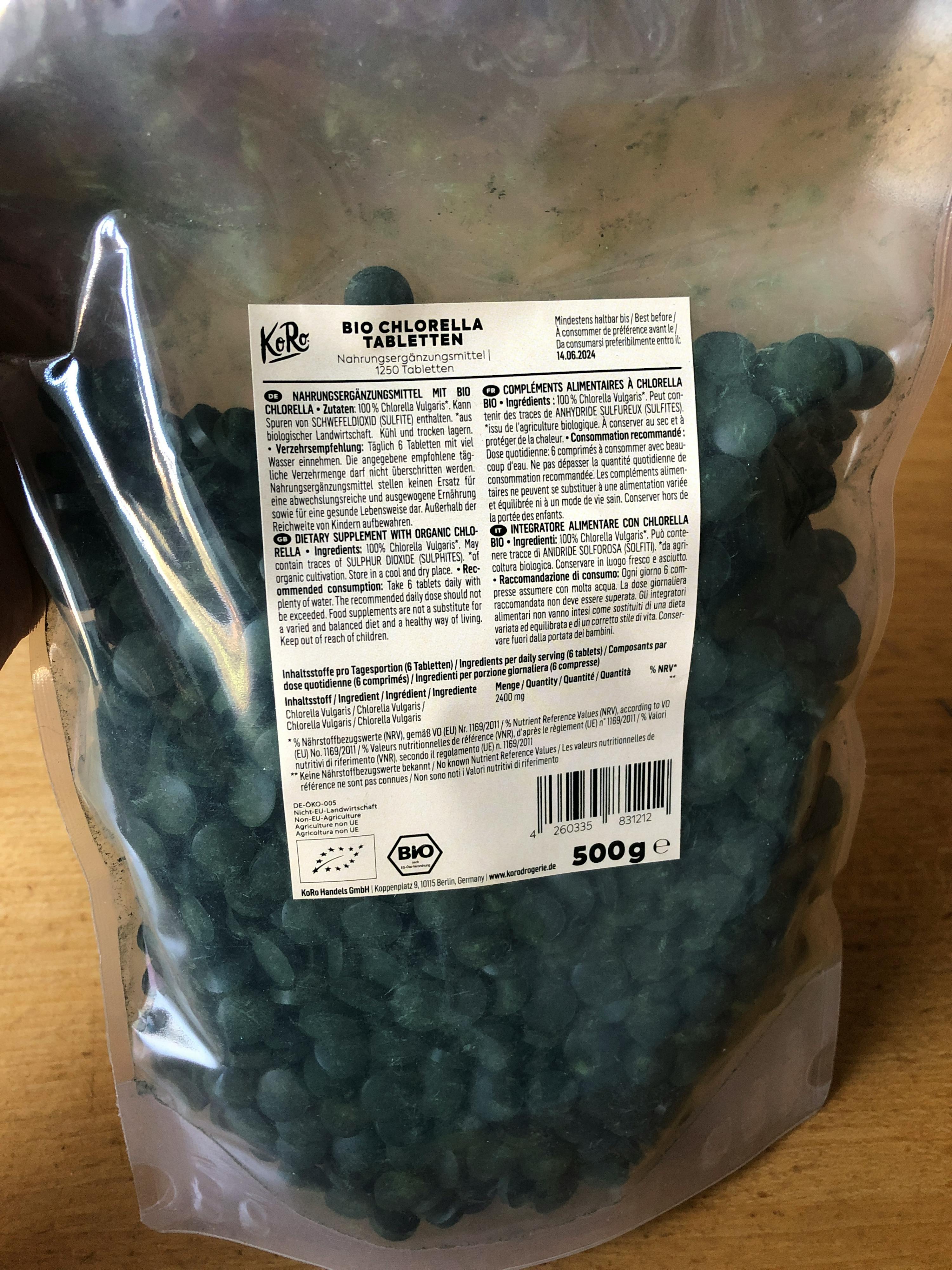 un sac de graines bleues avec une étiquette bio sur le dos