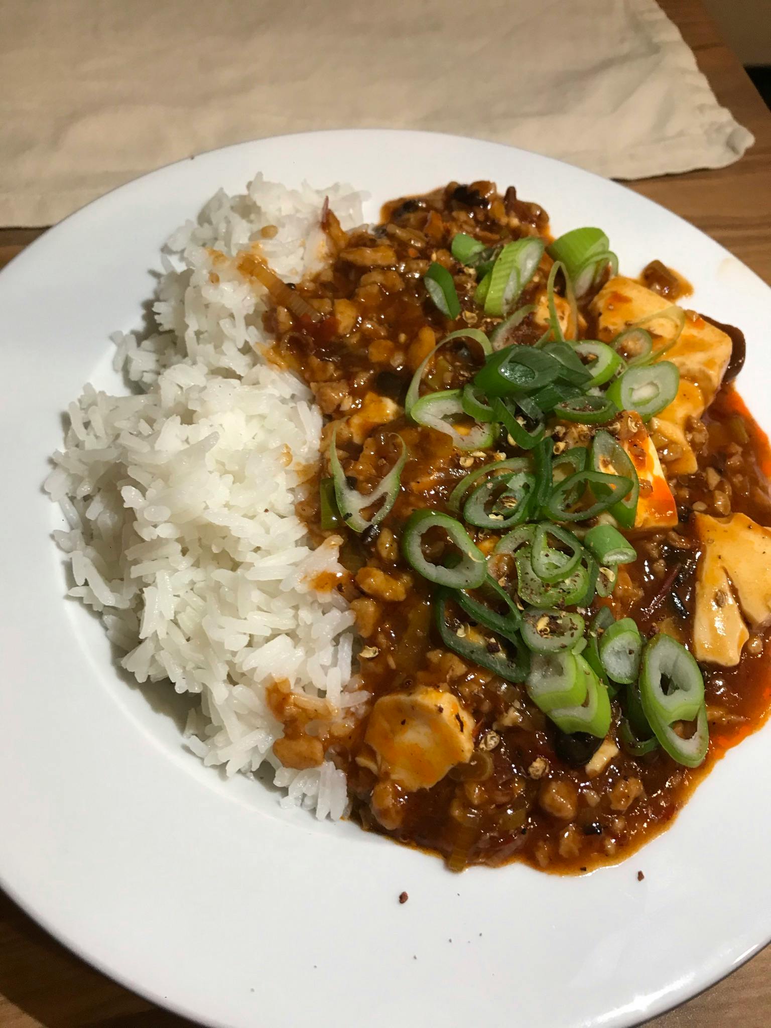 un piatto bianco con riso e verdure su un tavolo