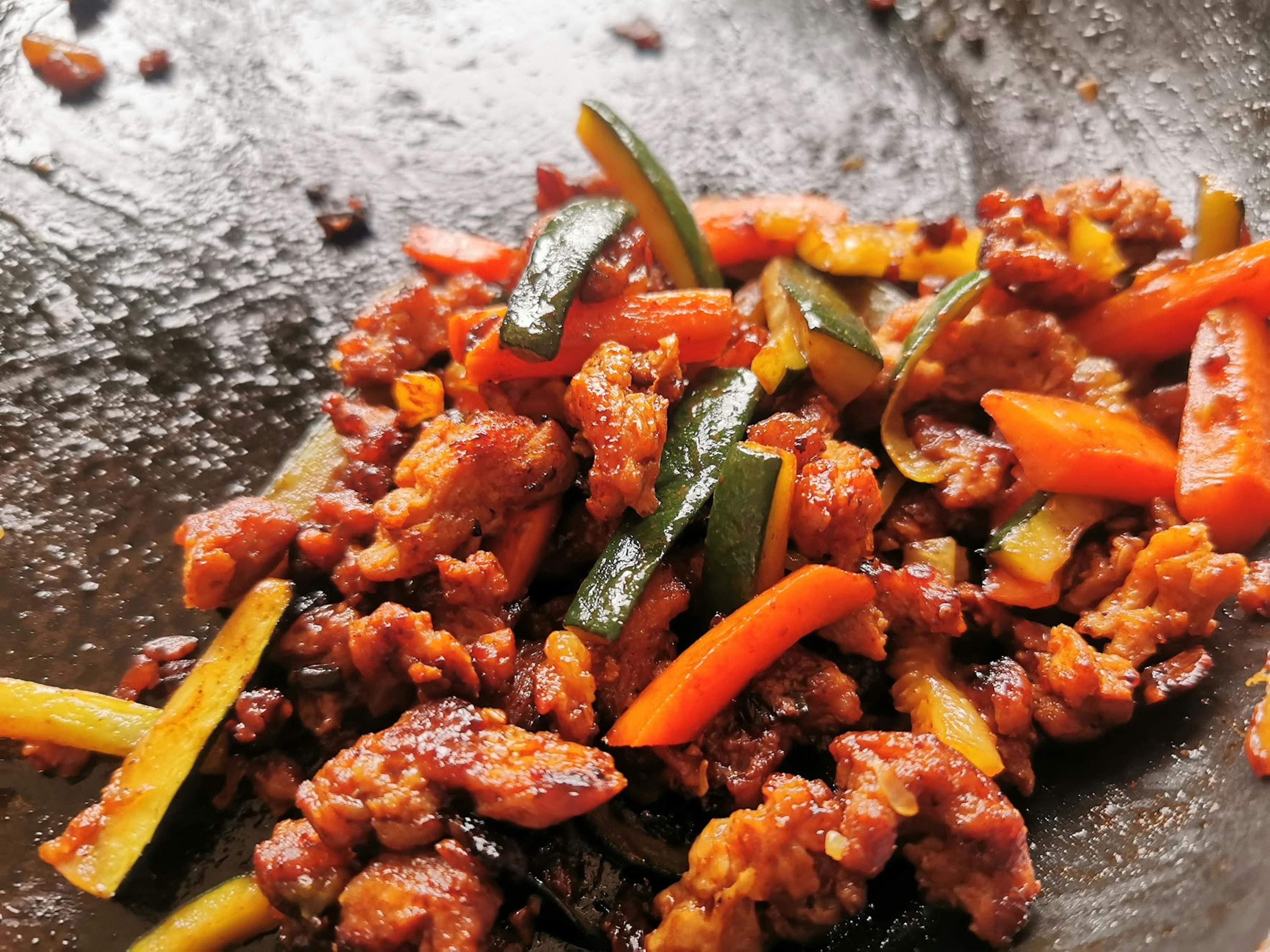 eine Pfanne gefüllt mit Gemüse und Fleisch