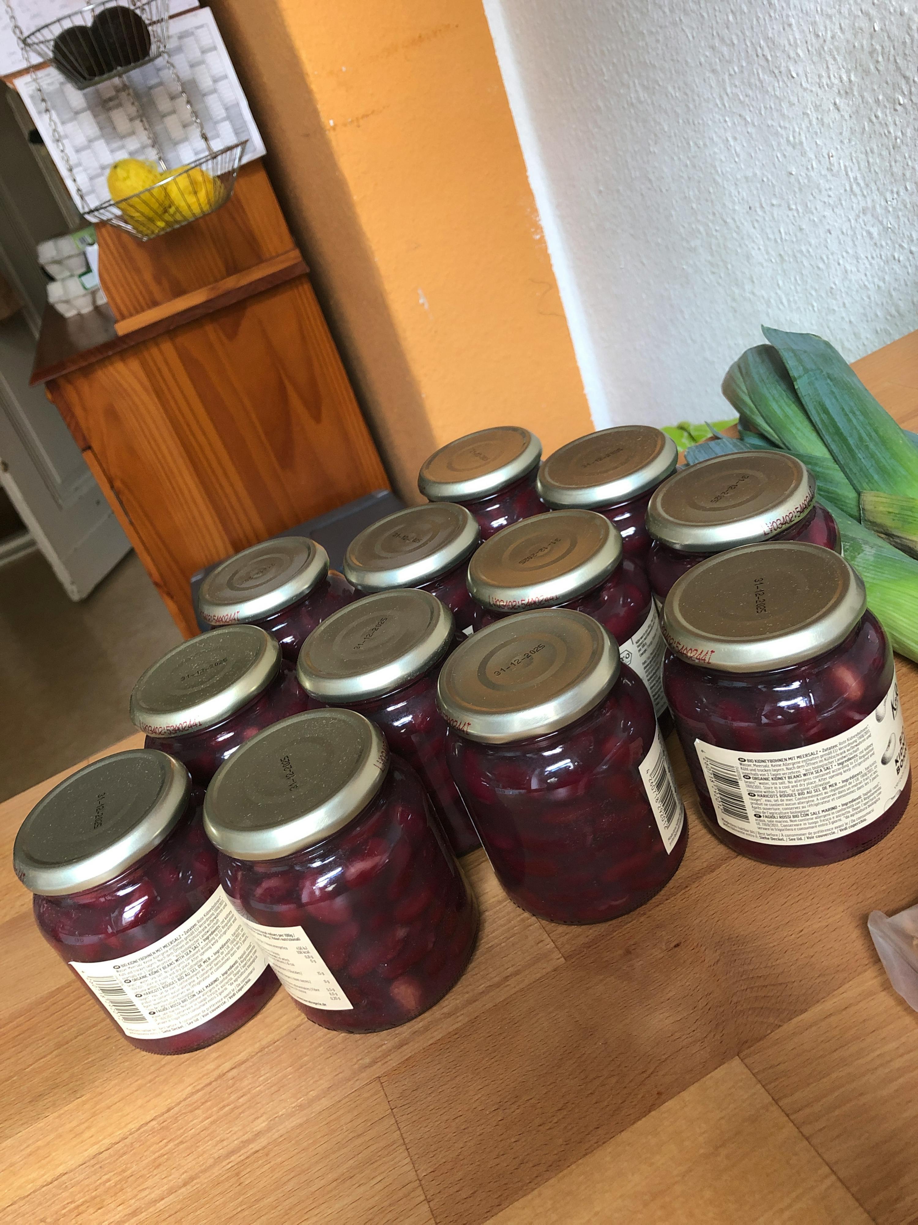 un tas de bocaux sont empilés sur une table