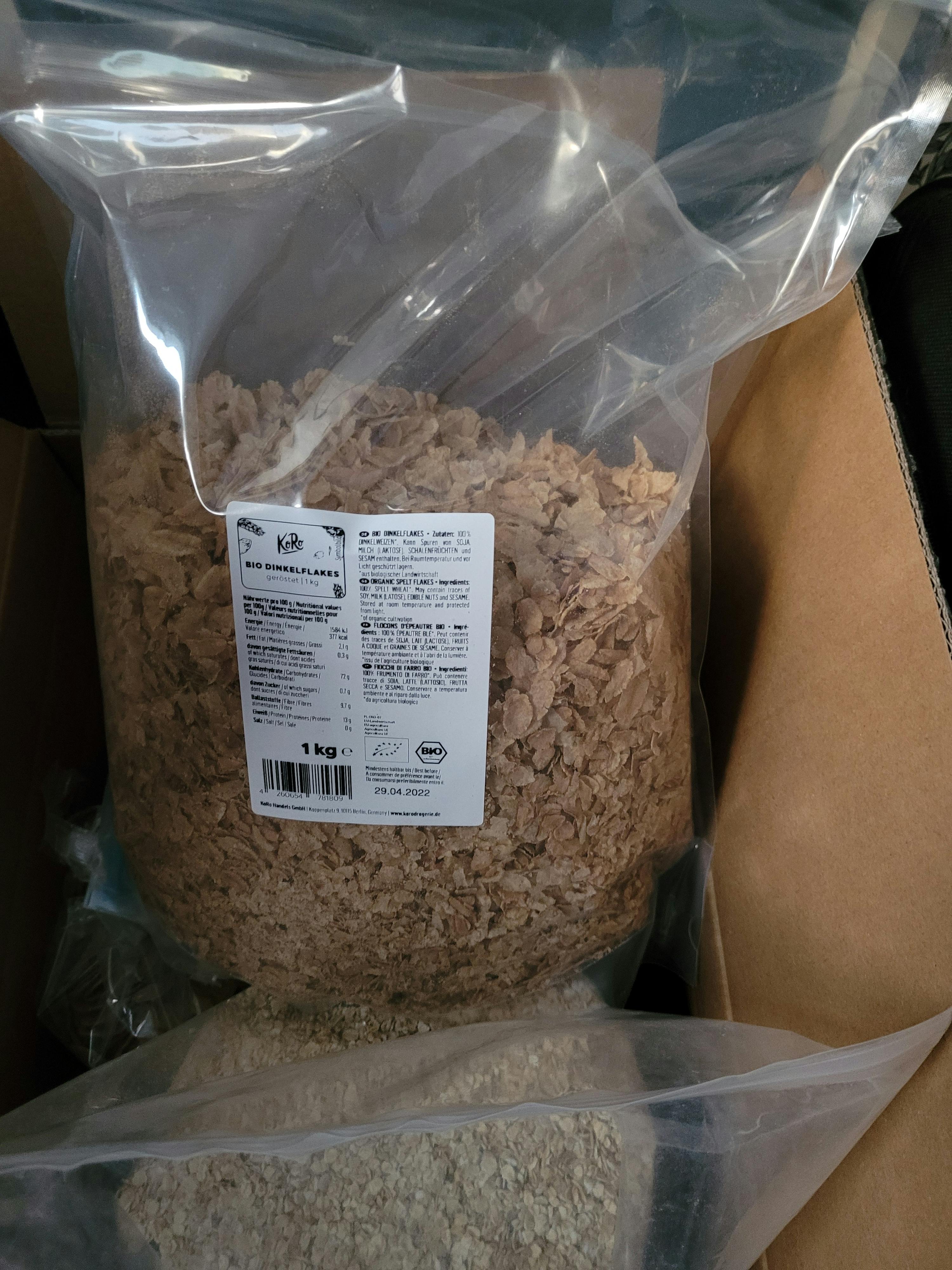 un sac de flocons d' avoine est assis à côté d' une boîte