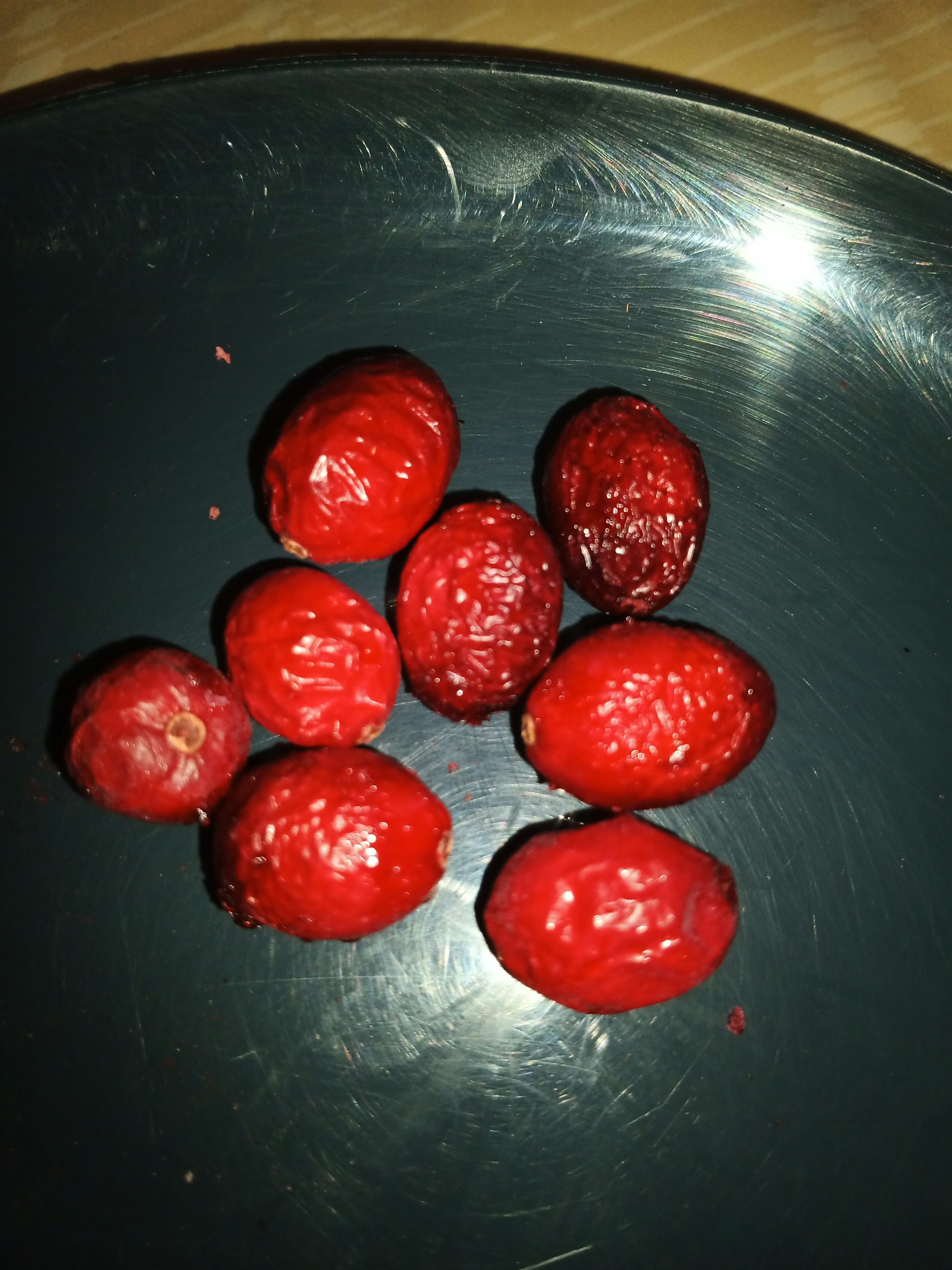 ein Teller mit getrockneten Preiselbeeren auf einem Tisch