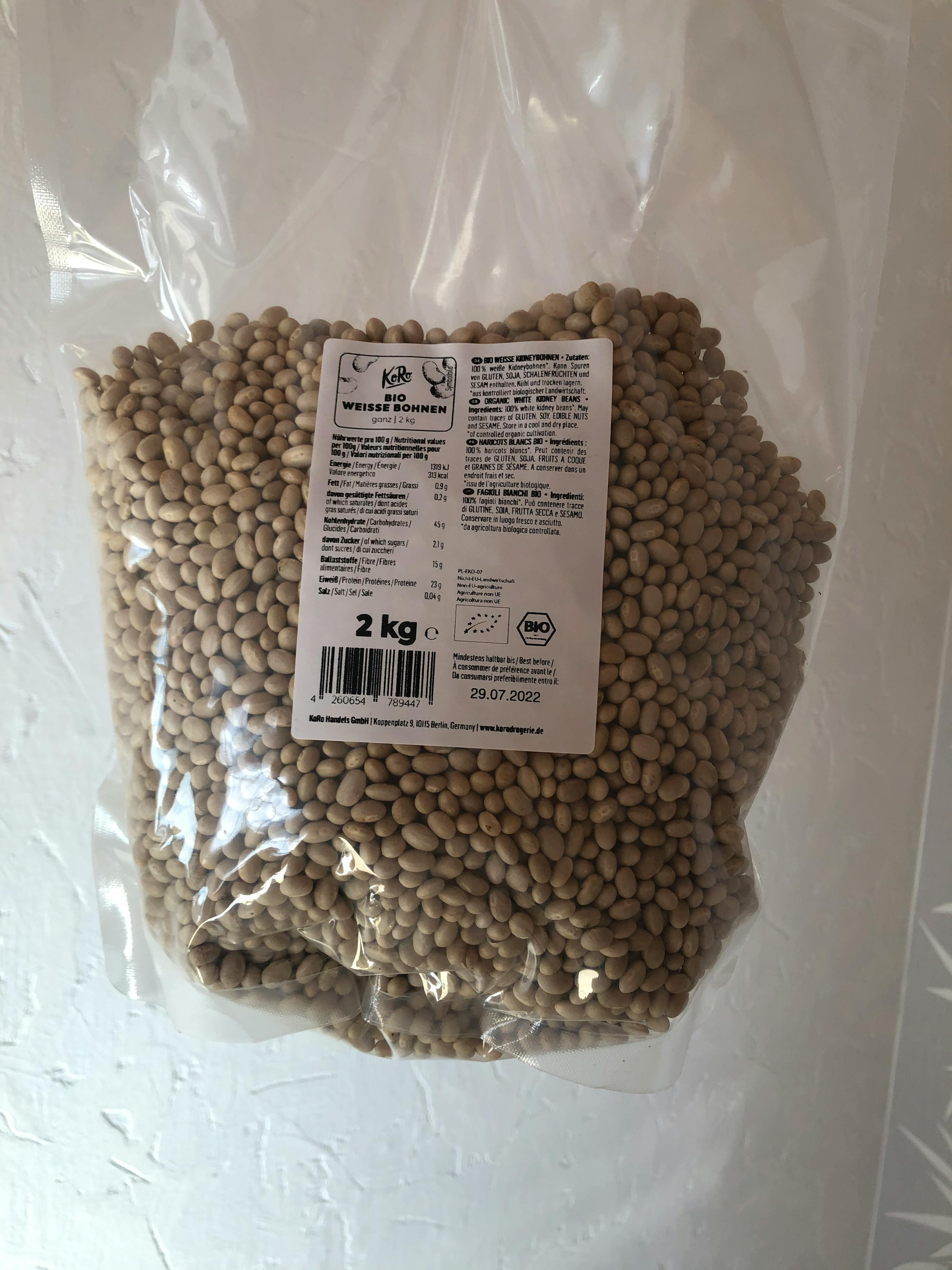 eine Plastiktüte mit braunen Bohnen und einer Aufschrift 2 kg
