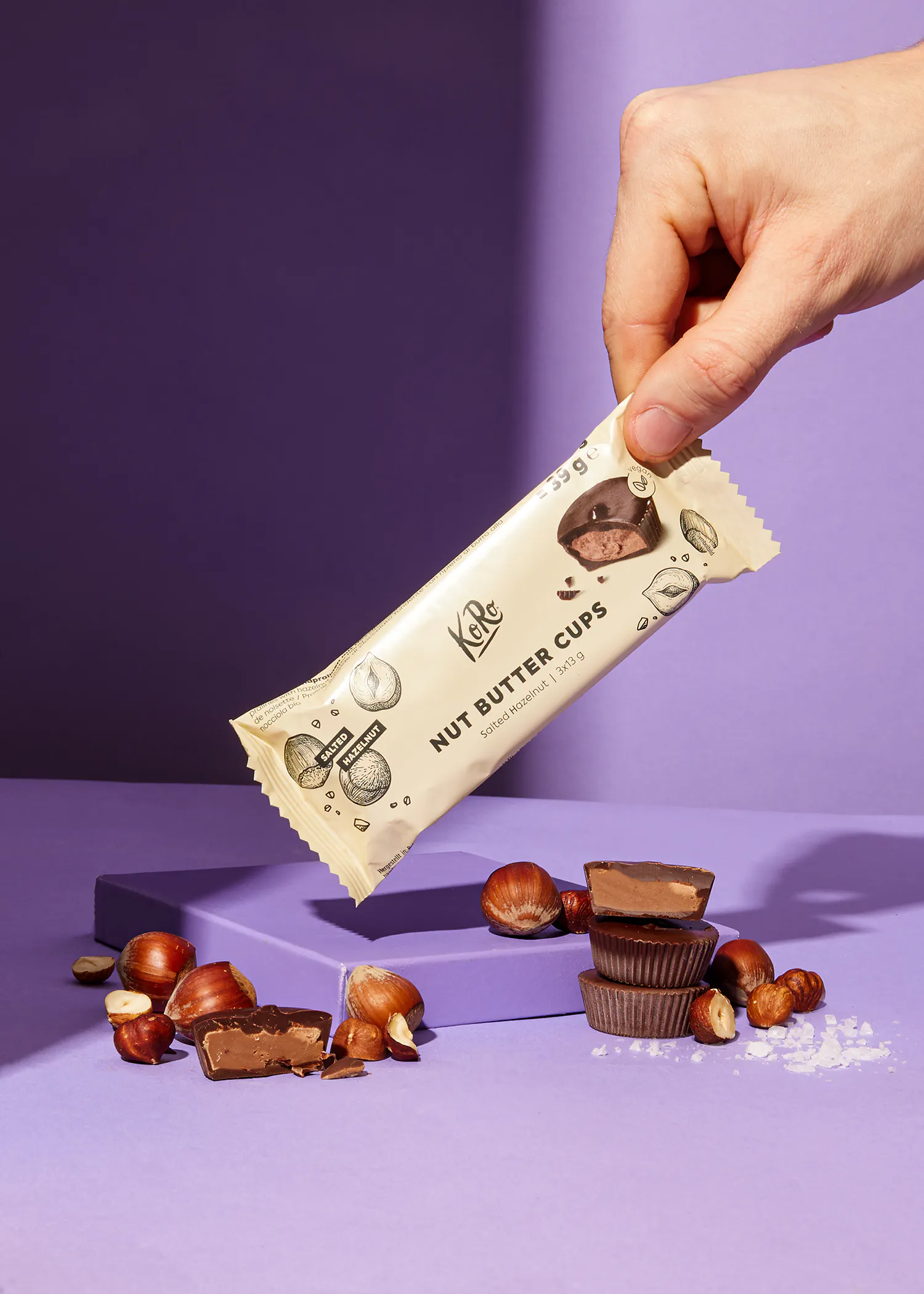 eine Person hält eine Tüte Schokolade mit Nussbuttercups in der Hand