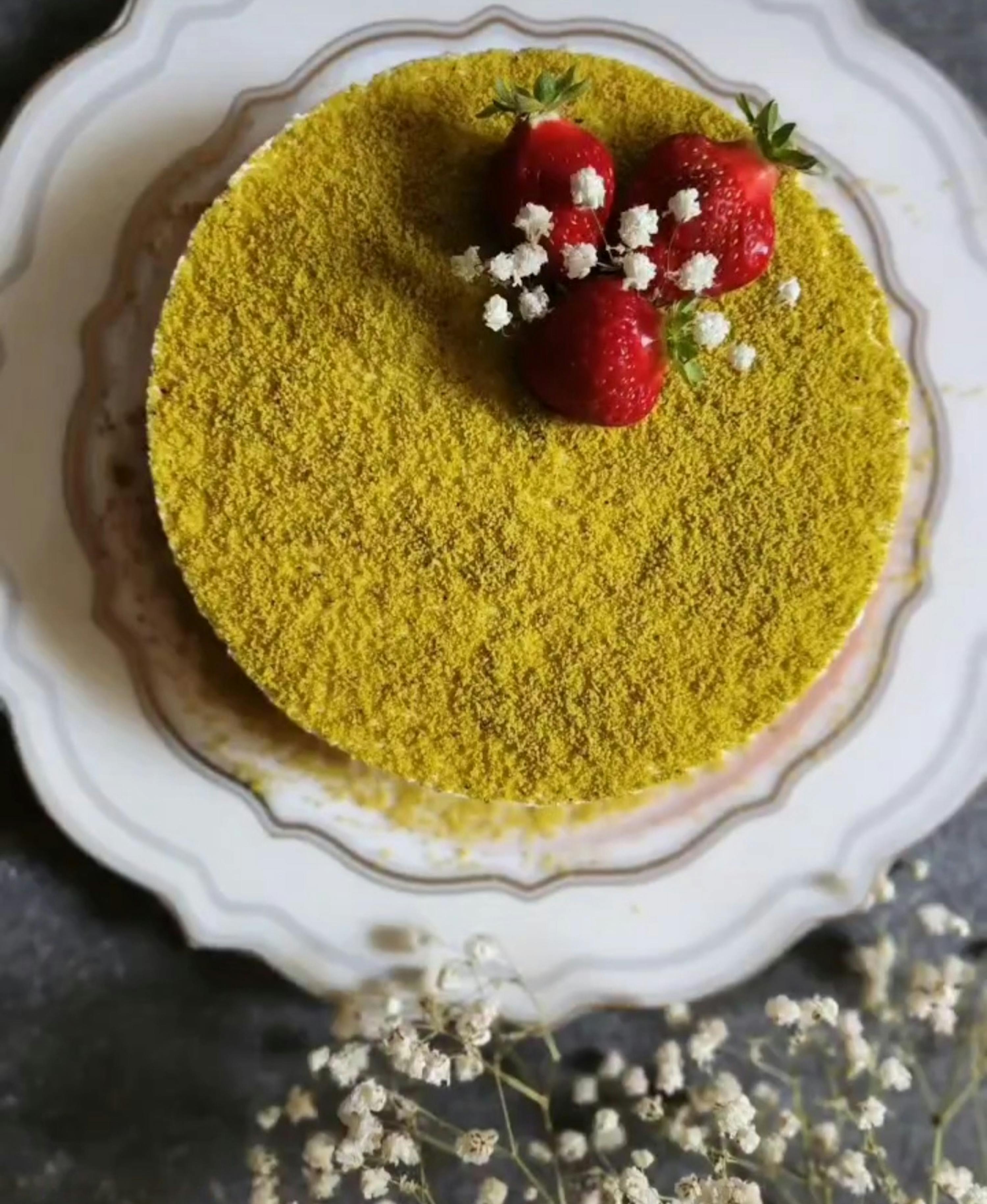 ein Kuchen mit Erdbeeren und Babys Haaren auf einem weißen Teller