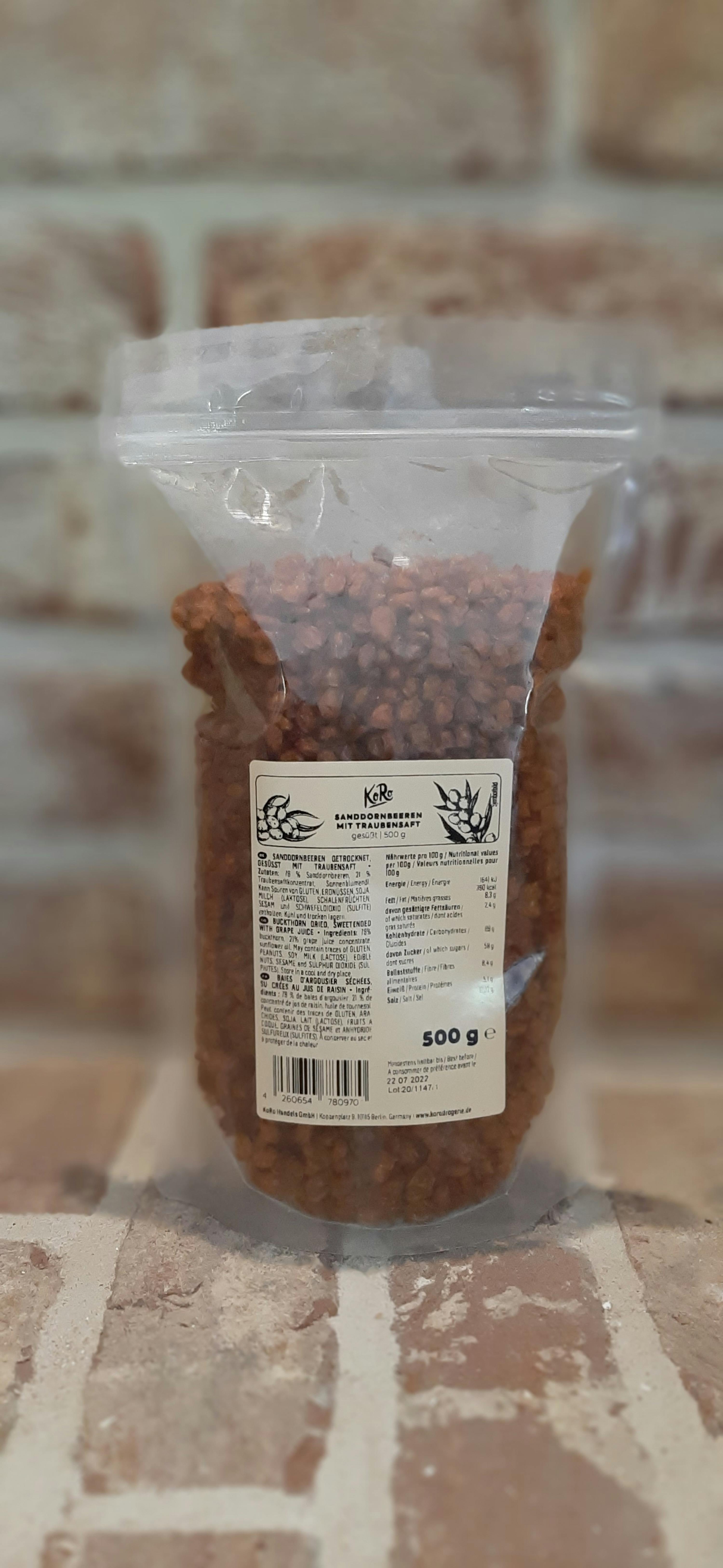 eine Plastiktüte mit einem Etikett auf der Rückseite steht vor einer Backsteinmauer