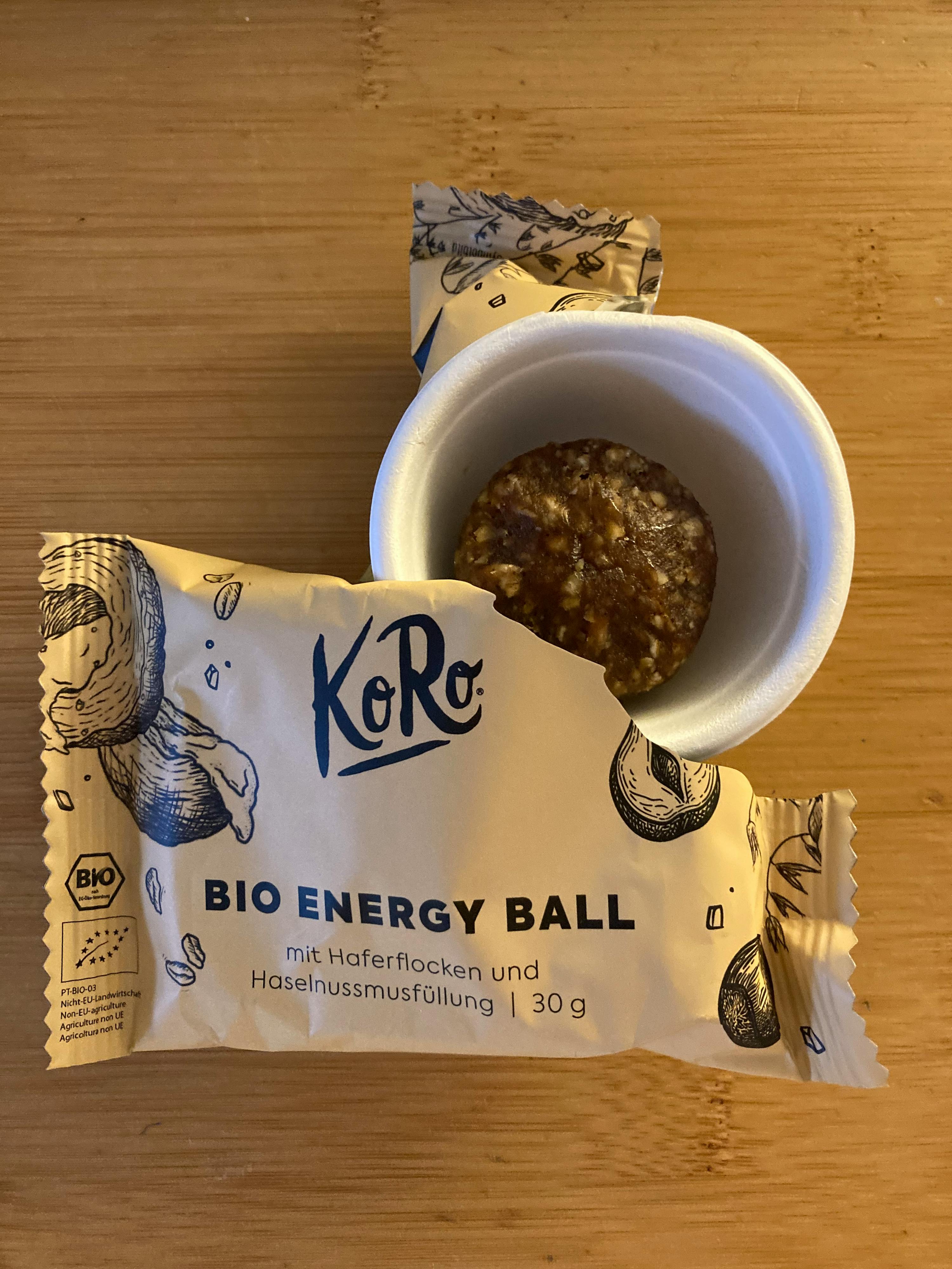 une balle d' énergie bio de koro est posée sur une table en bois