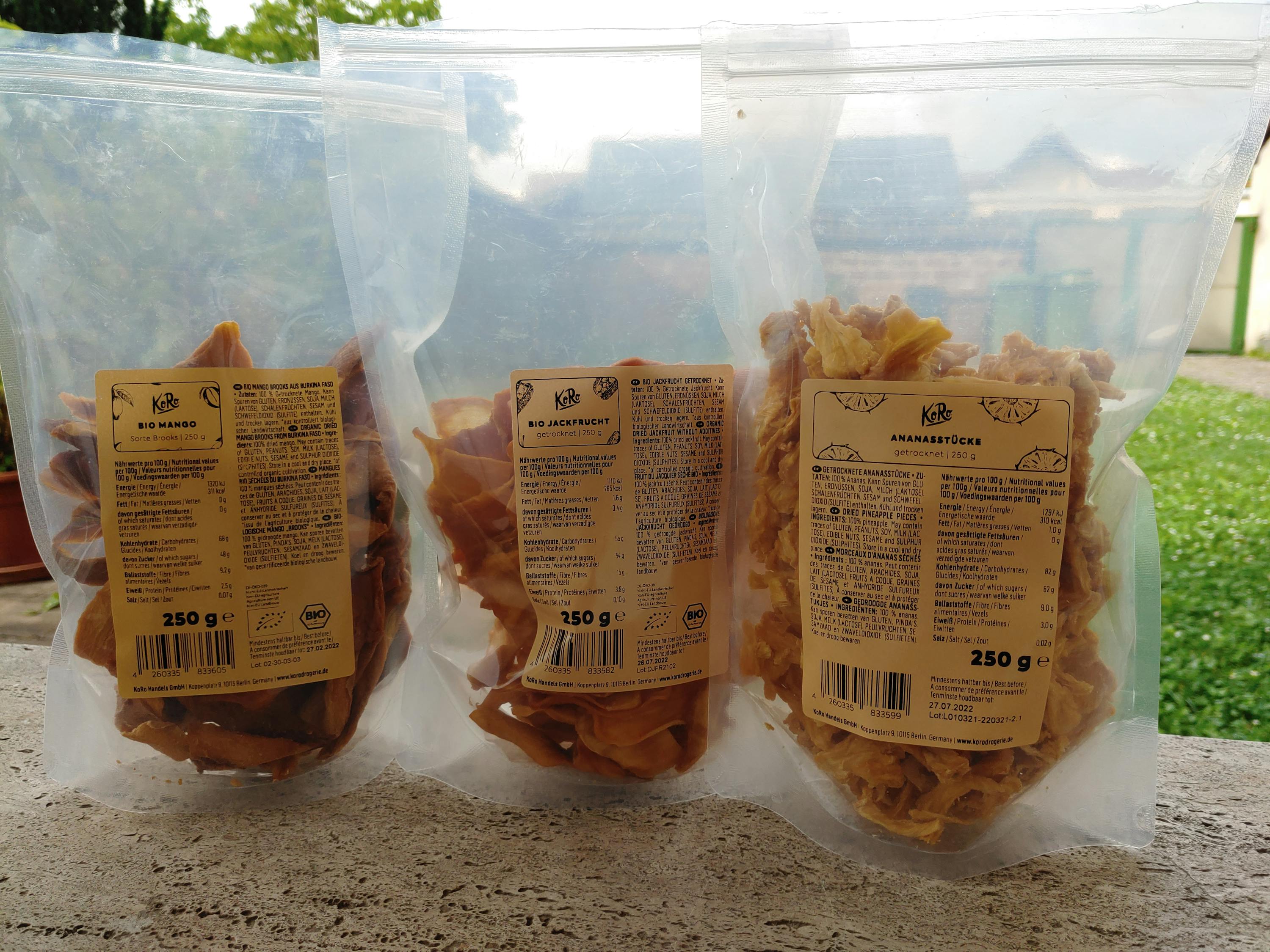 drei Plastiktüten mit verschiedenen Arten von Snacks stehen nebeneinander