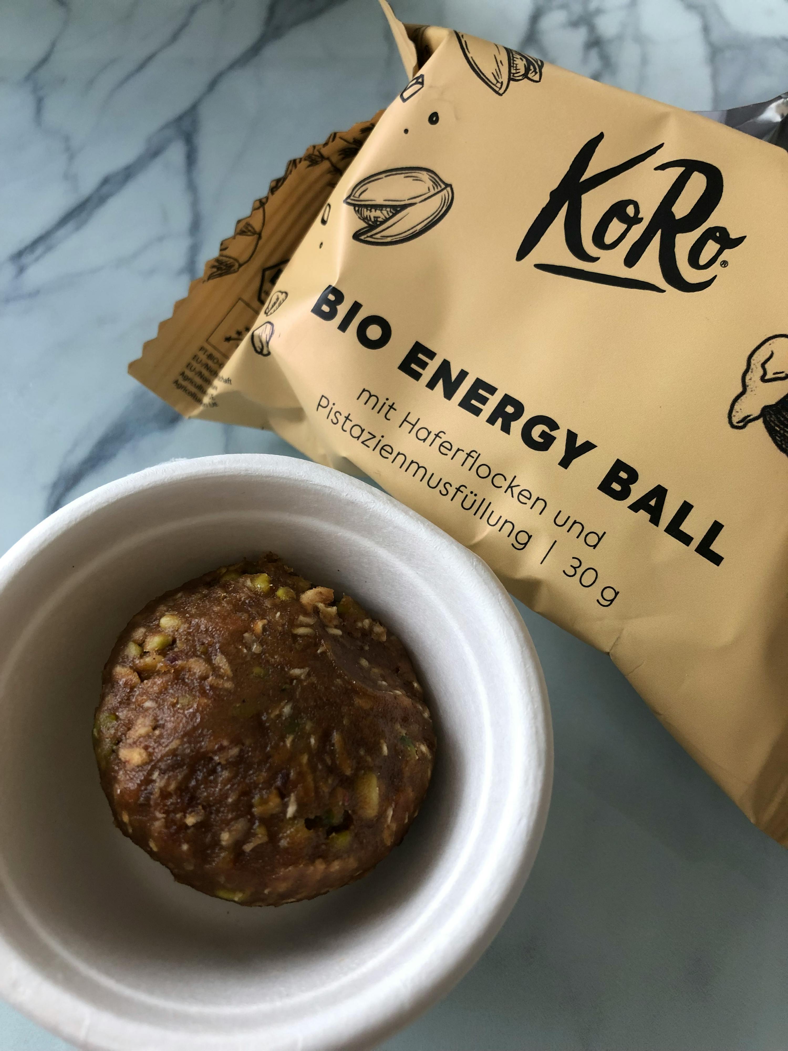 eine kleine weiße Schüssel liegt neben einem braunen Ball aus bio-Energien