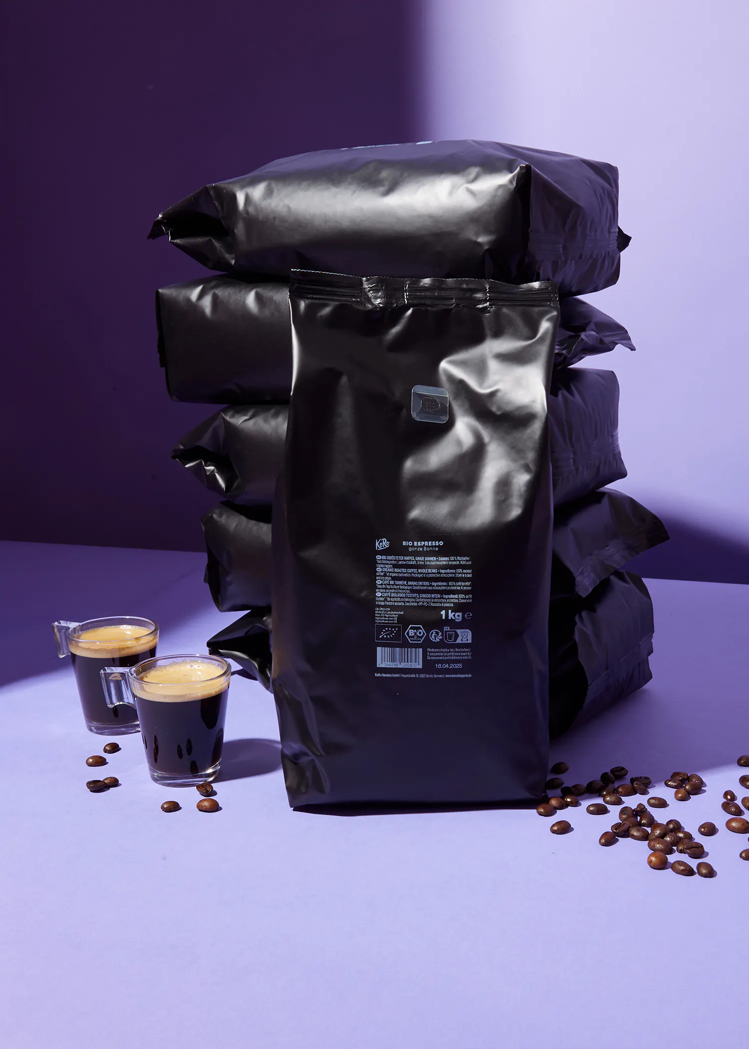 deux tasses de café sont assises à côté d' un sac de café