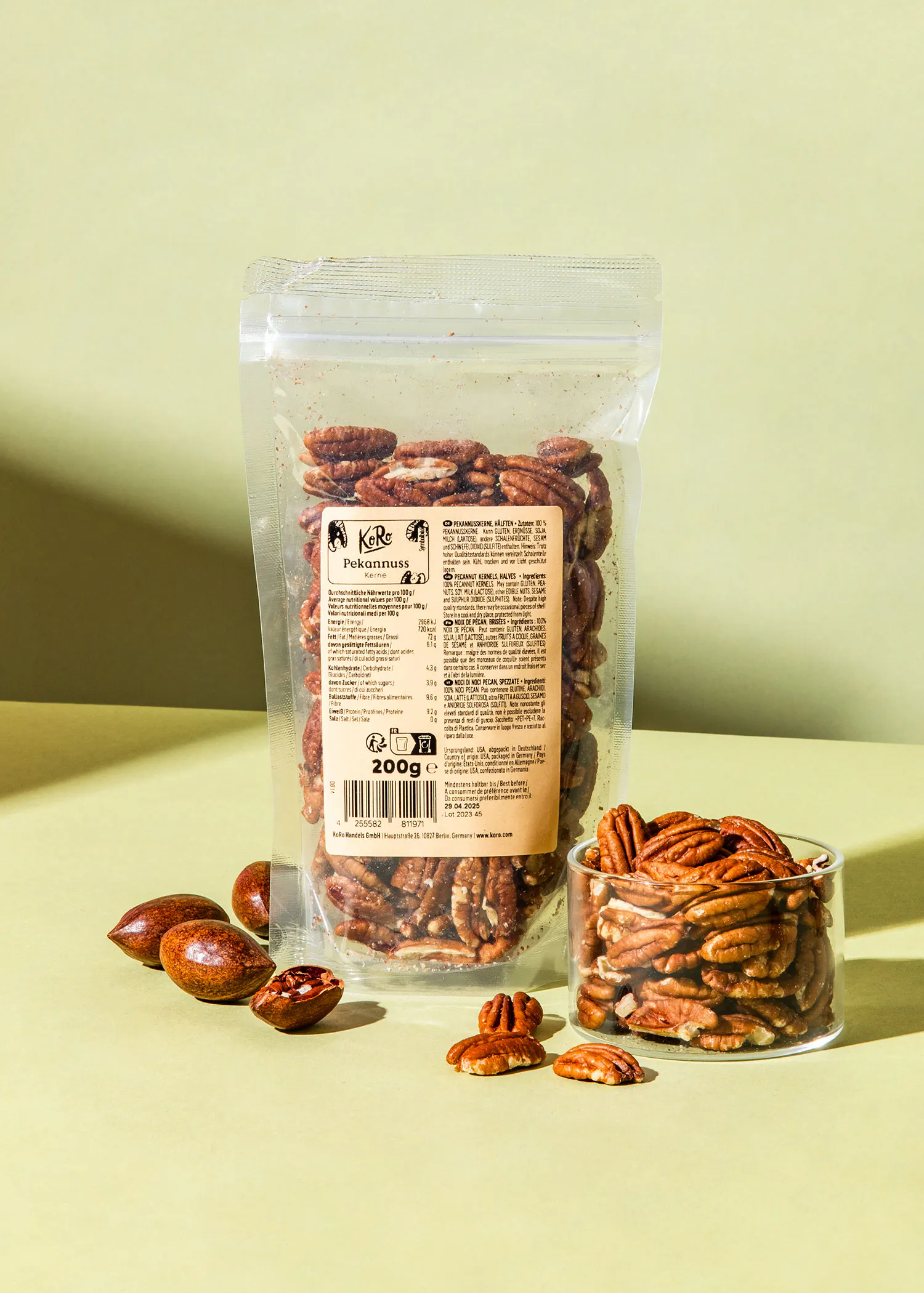 eine Tüte Pecans steht neben einem Glas Pecans