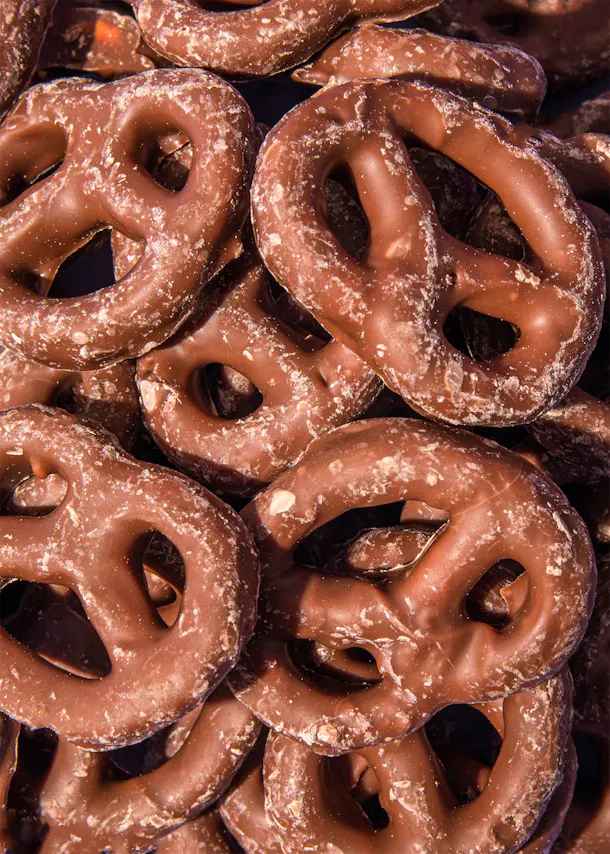 un tas de bretzels enrobés de chocolat
