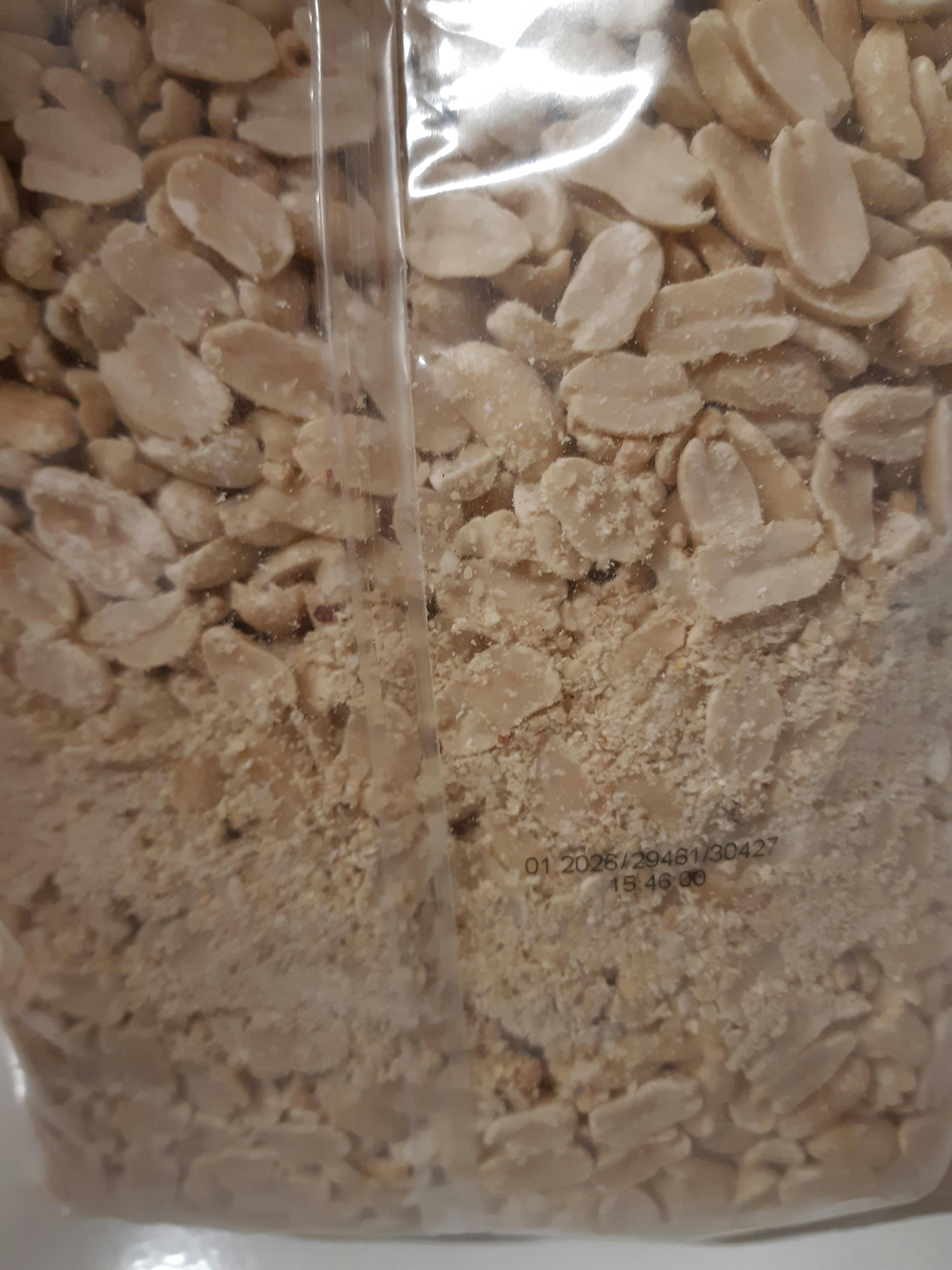 un gros plan d' un sac de cacahuètes et d' un sac de farine