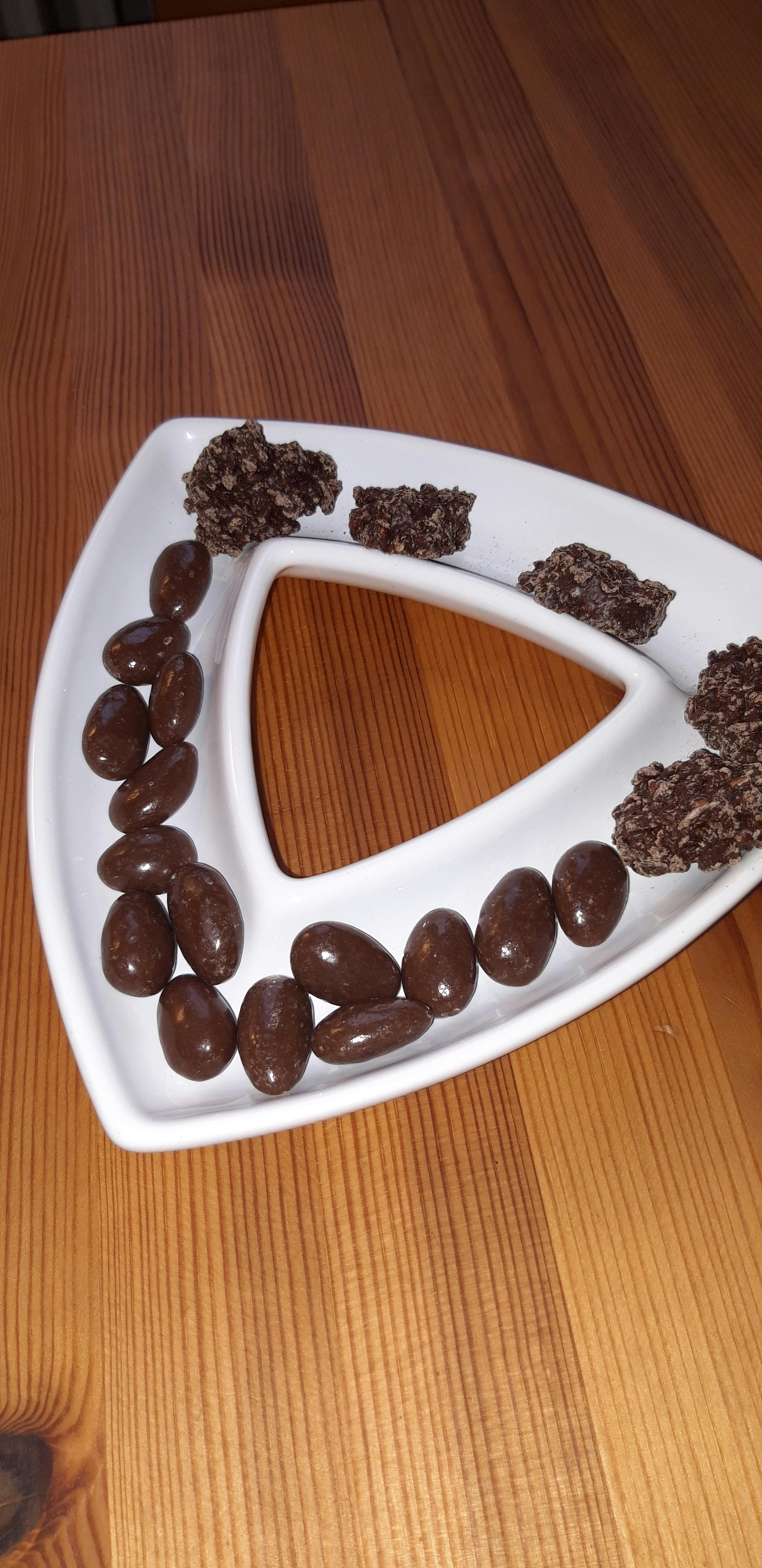 ein weißer Teller mit einer Kette von Schokoladenbonbons darauf